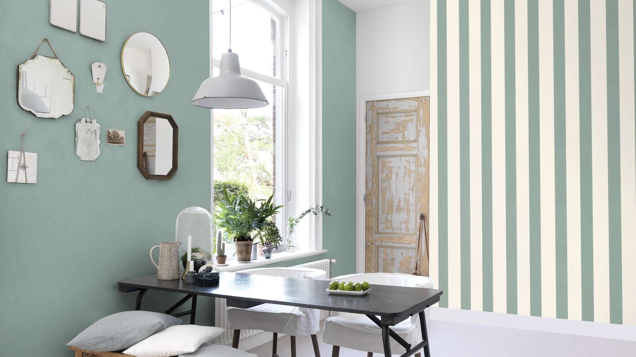 10-485448 Raumsituationen 2 Room with Wallpaper with block stripes and linen texture