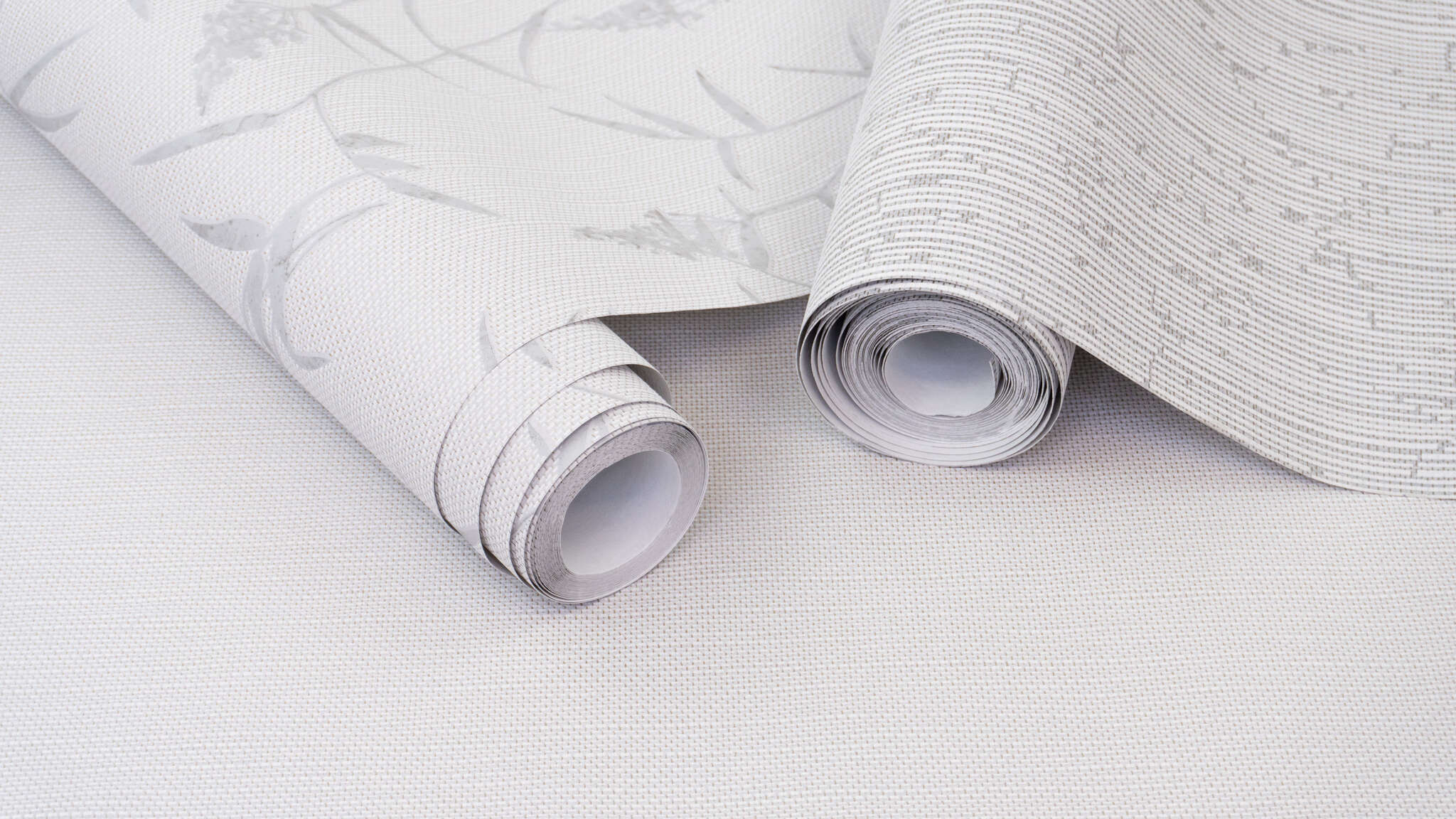 10-312621 Detailaufnahmen 1 Detailed image of Light grey non-woven wallpaper with a relief-like vertical texture for subtle accents