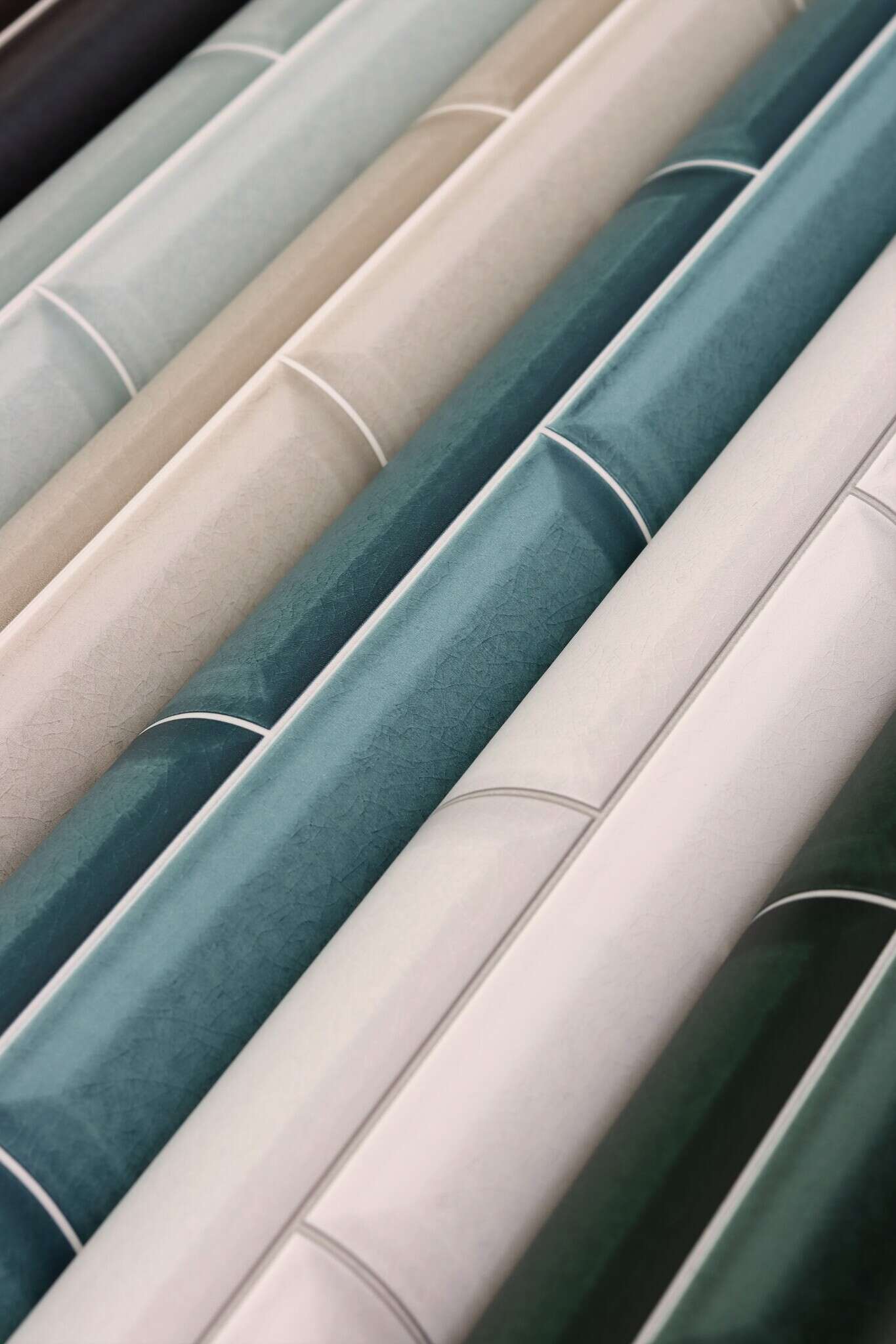 Detailbild von Vliestapete mit glatter Fliesenoptik im Subway-Stil in Dunkelgrün.