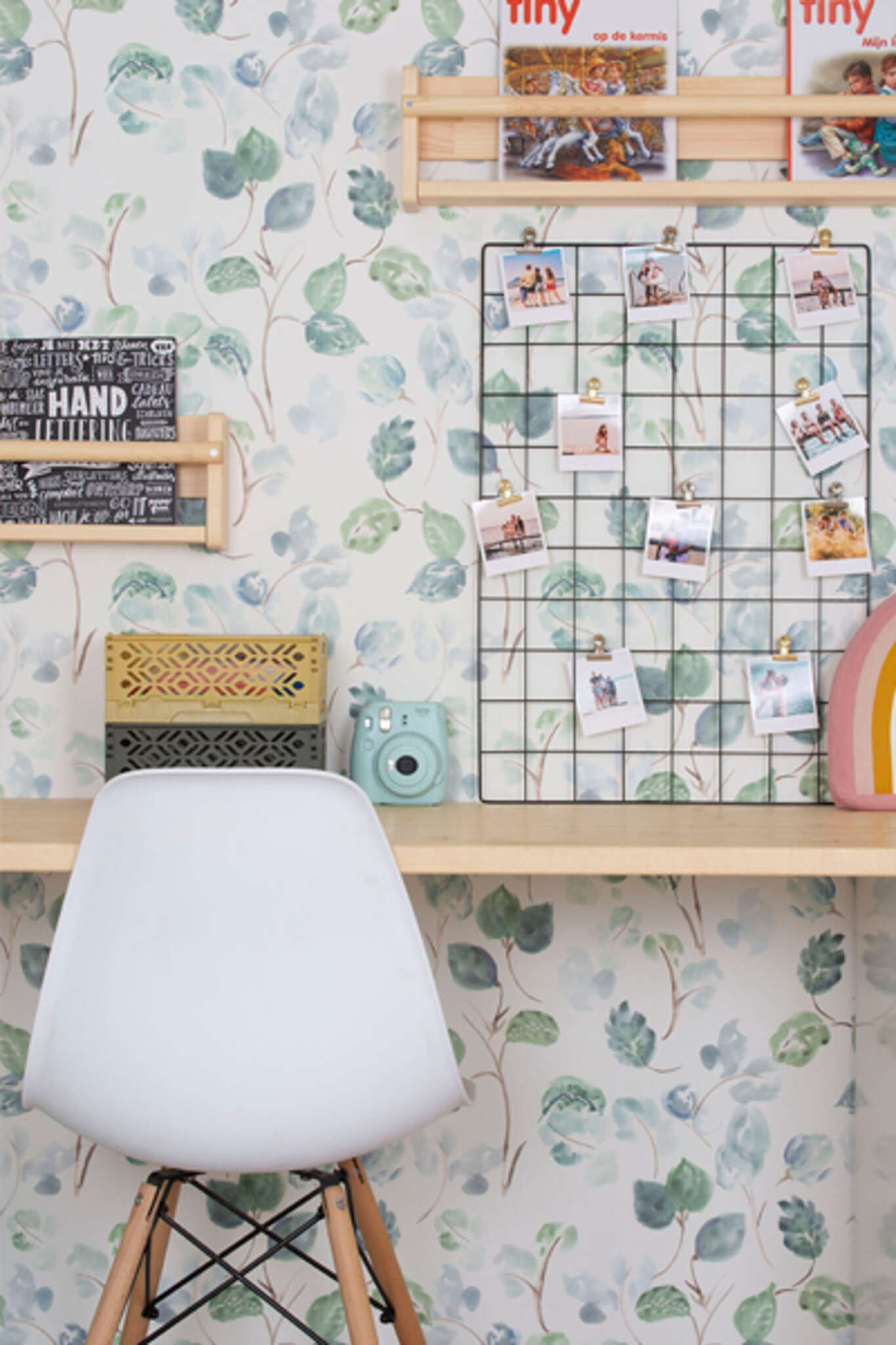 10-300188 Raumbilder 1 Wall mural Bloom in Green | Roomblush - RB241