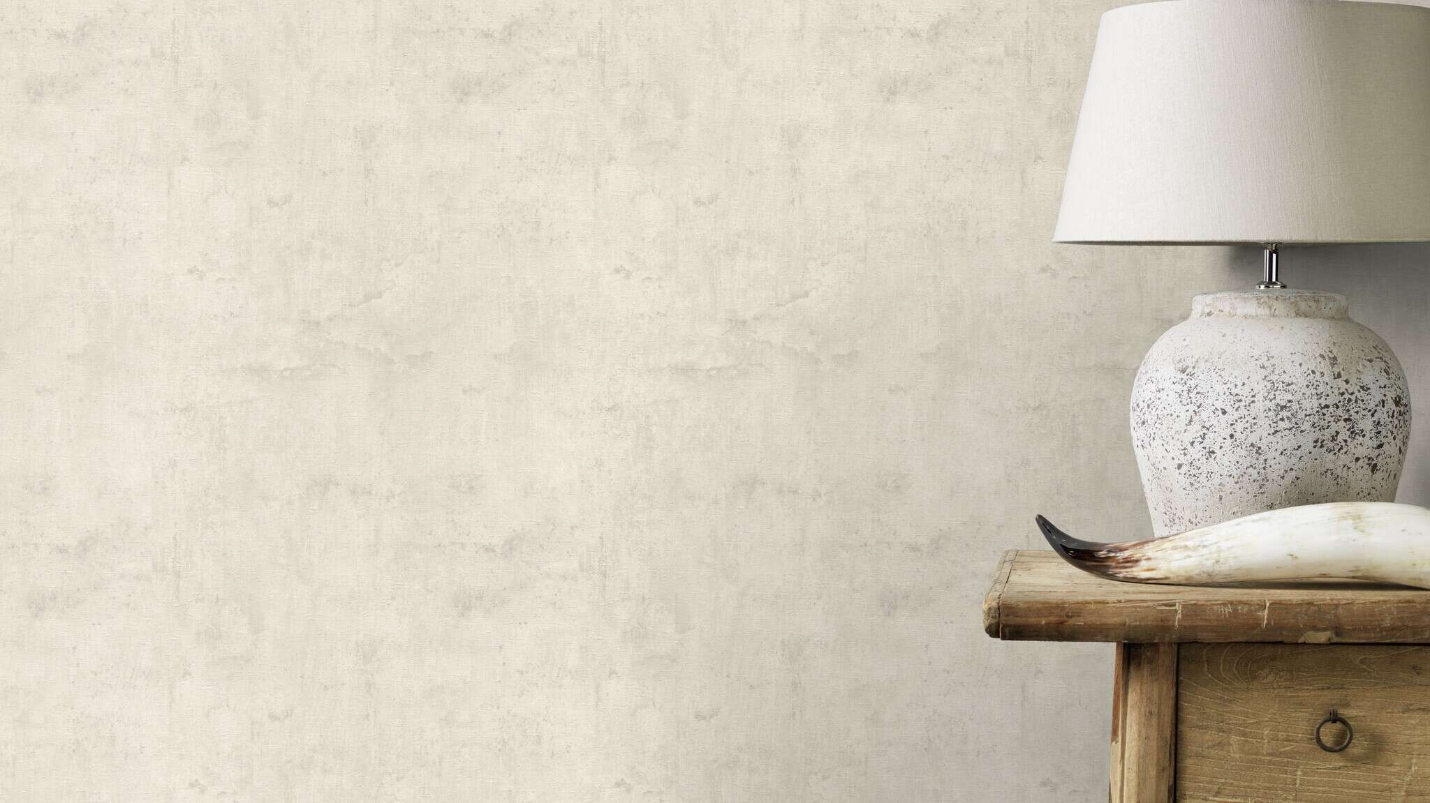 Raum mit Tapete mit realistischer Betonstruktur in warmem Sandton für natürliche und moderne Wohnräume