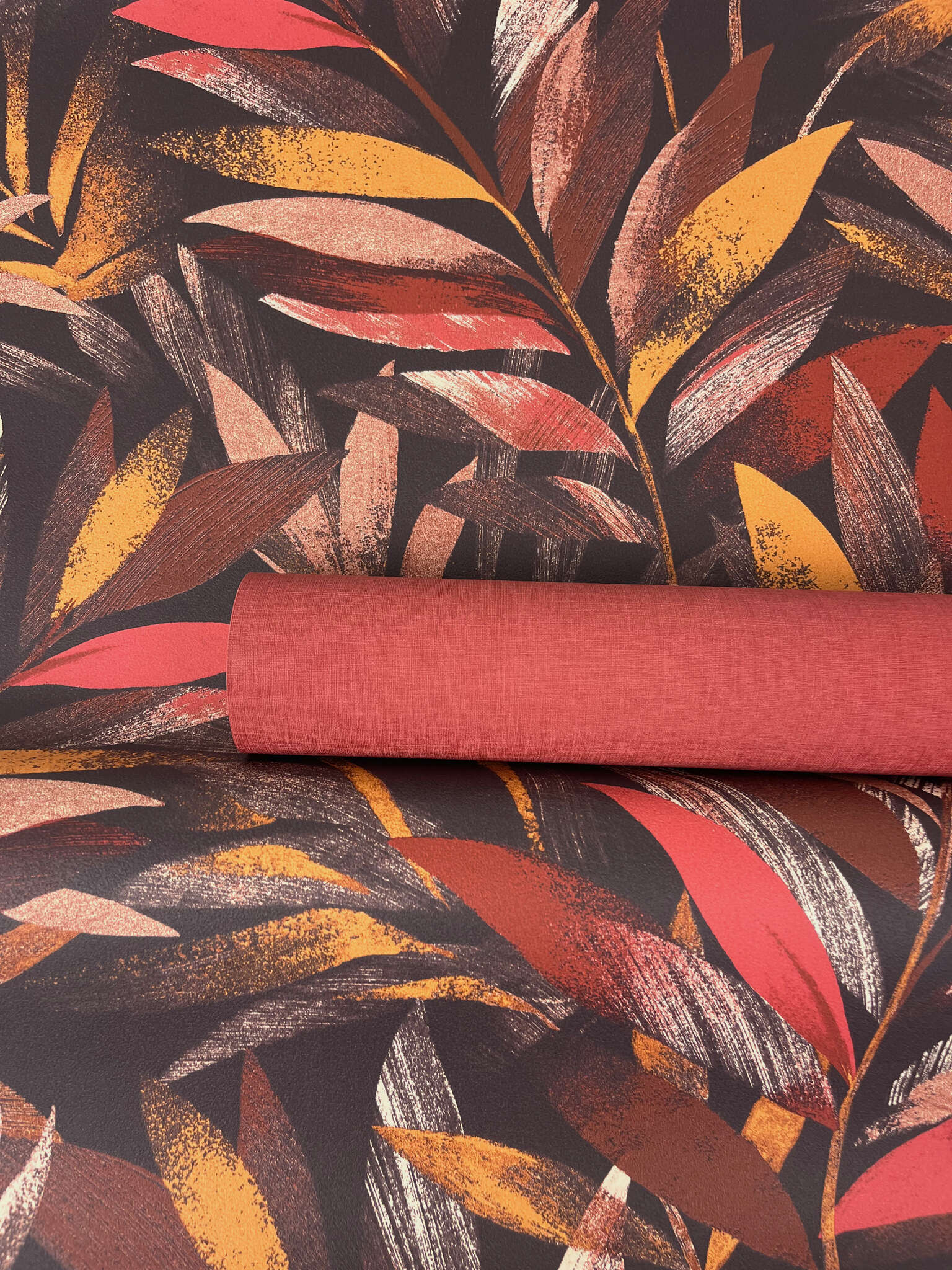 10-867633 Detailaufnahmen 1 Detailed image of Stamped leaves in warm brown and red tones on a dark brown background