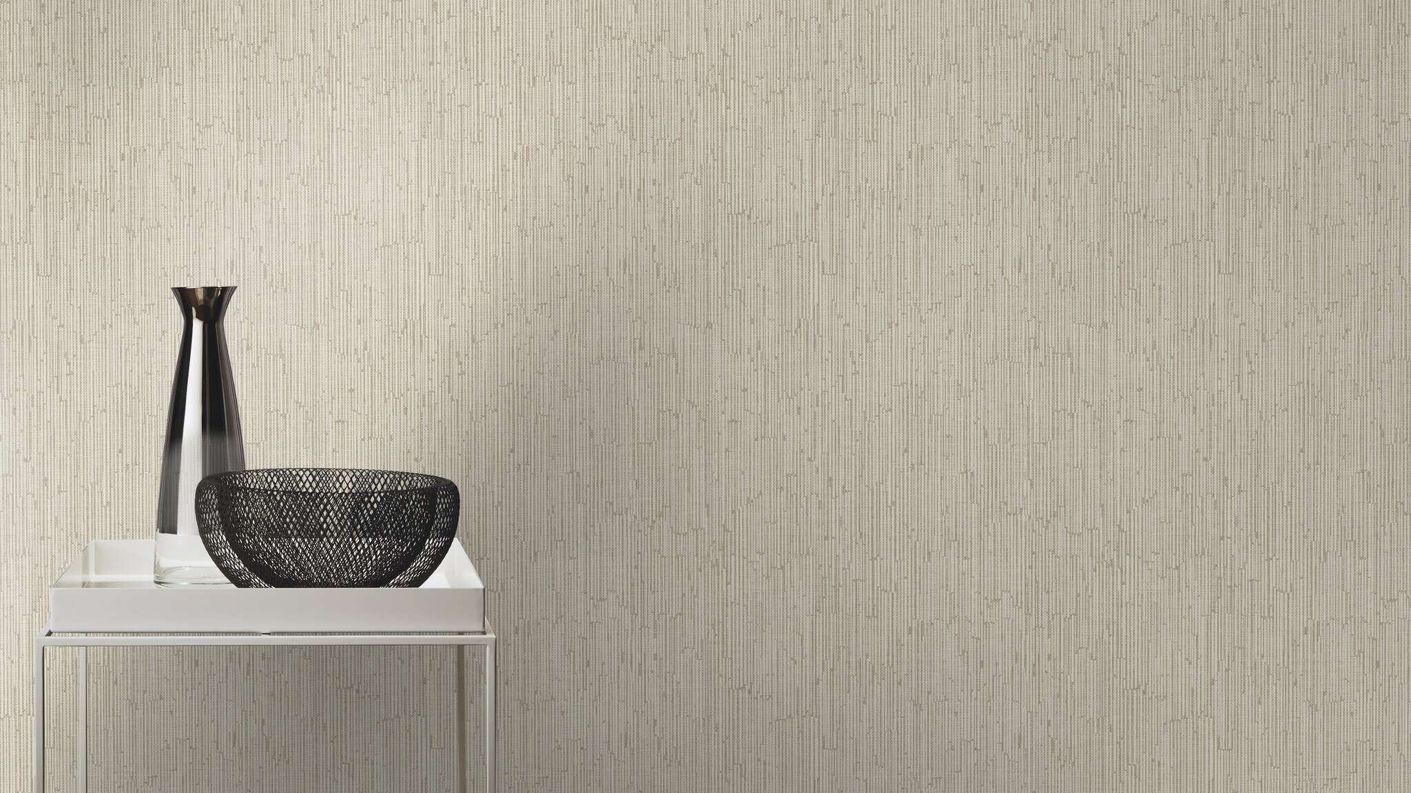 10-312614 Raumsituationen 3 Une chambre avec Papier peint intissé beige avec des lignes verticales en relief disposées de manière organique