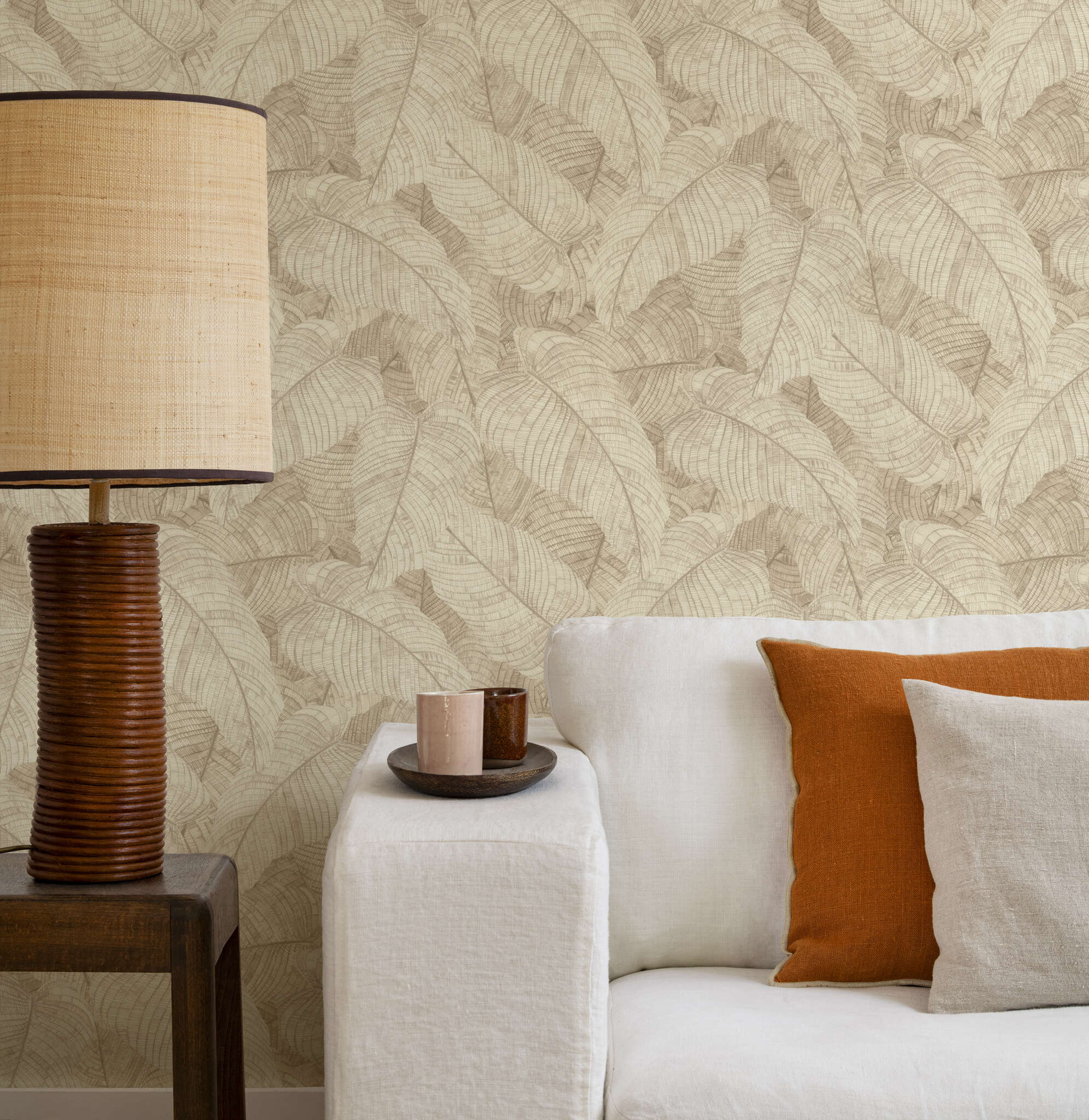 10-720556 Raumsituationen 1 Room with Large, overlapping, beige leaves in a drawn look