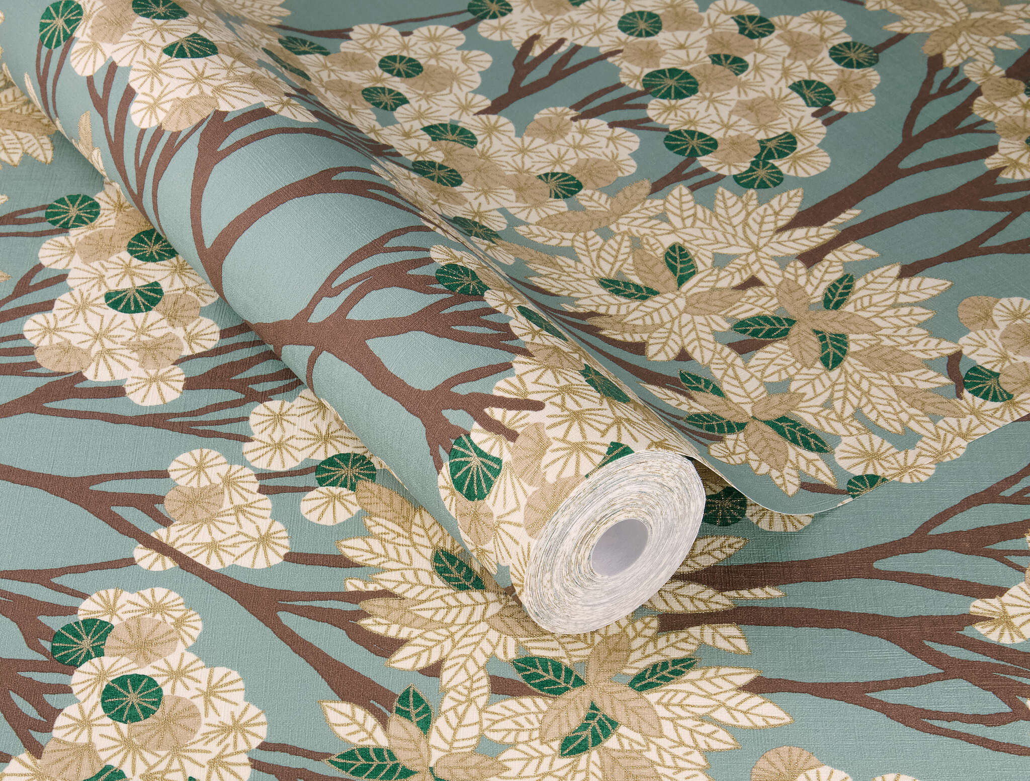 10-580013 Detailaufnahmen 1 Detailed image of Wallpaper with imaginative trees and linen texture