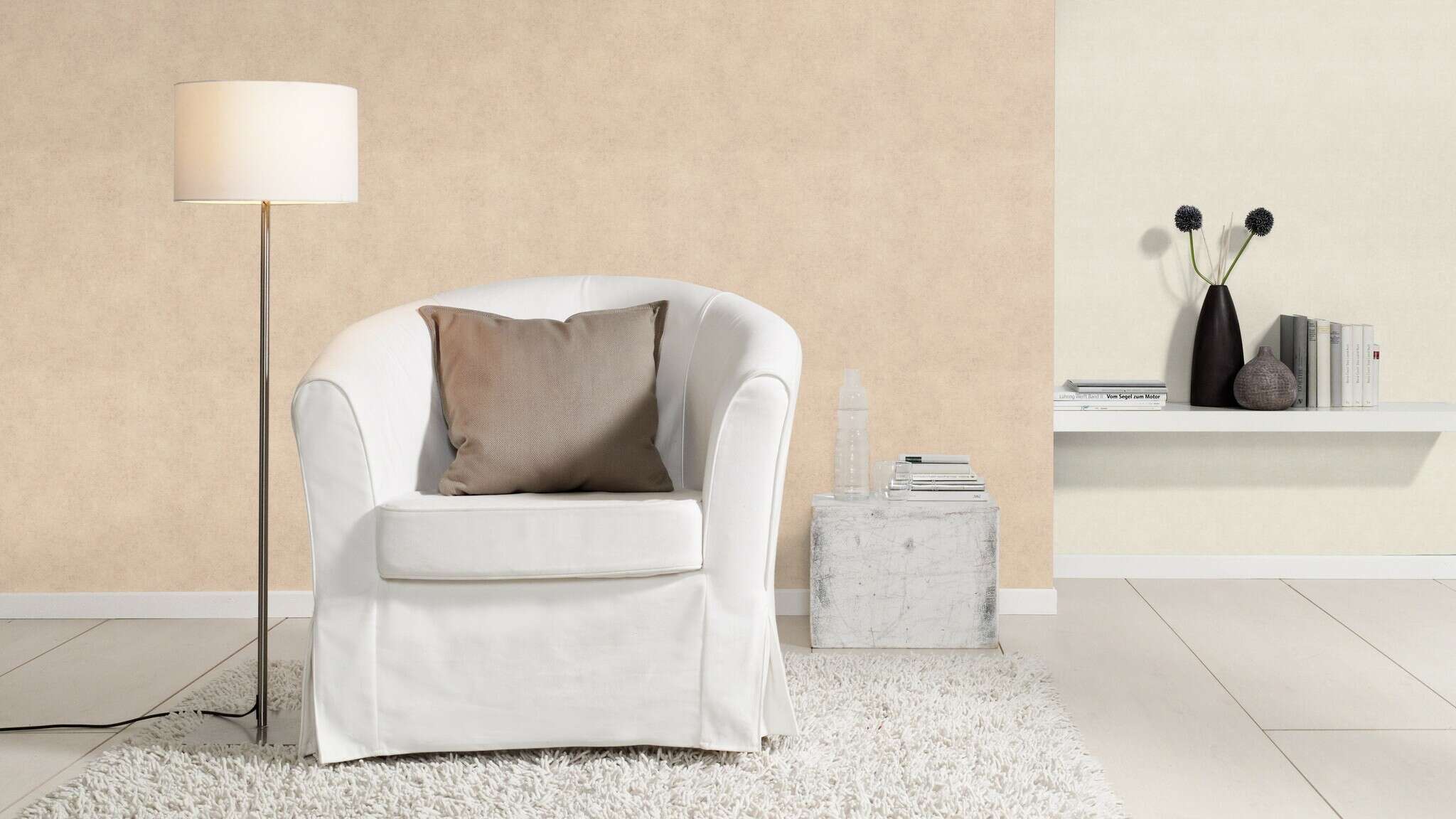 10-467116 Raumsituationen 2 Room with Light non-woven wallpaper with a creamy background and slightly cloudy texture – calm, soft and universally applicable.