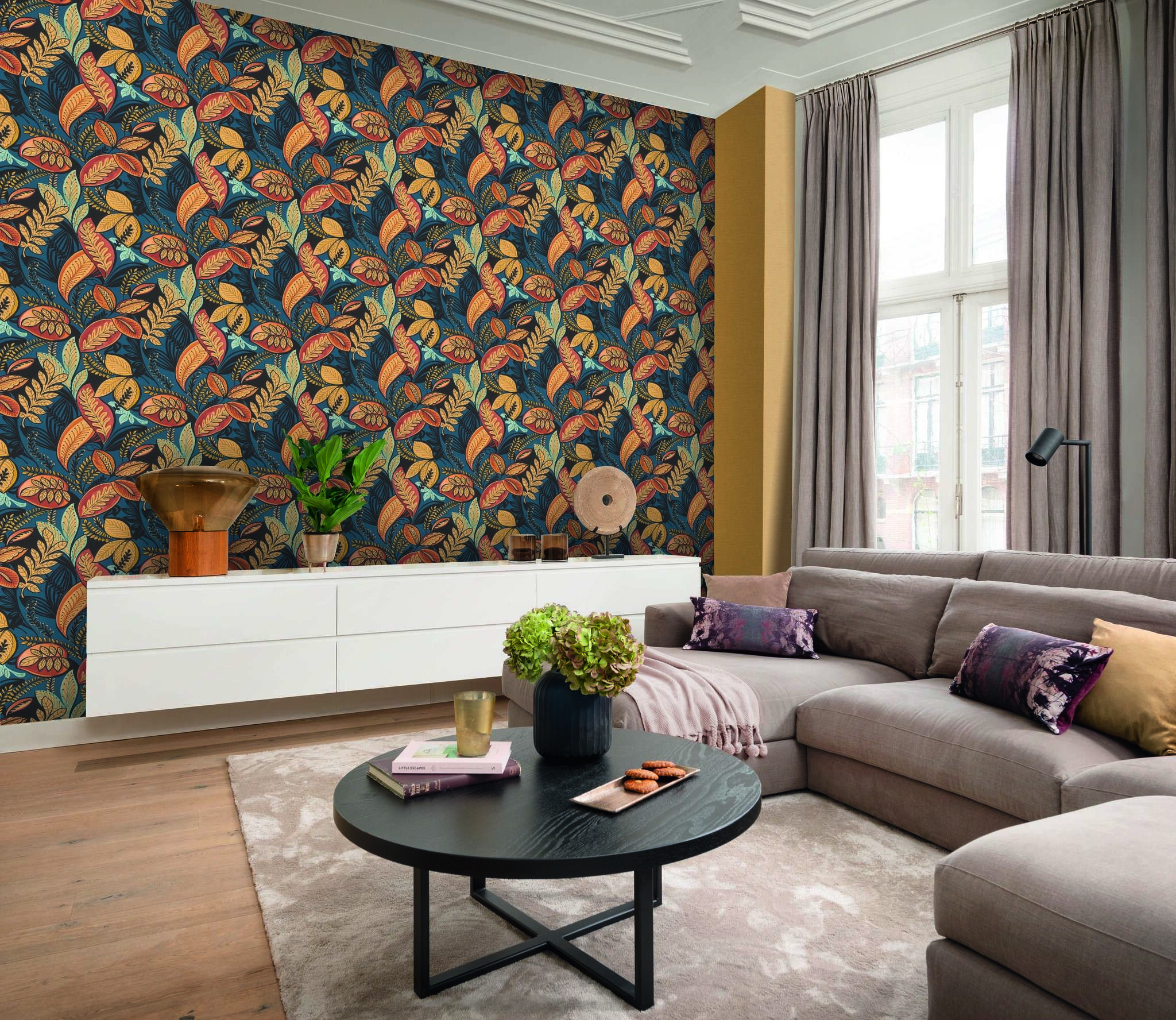 10-452075 Raumsituationen 13 Room with Striking non-woven wallpaper in rich mustard yellow with a light texture – brings warmth and colour to the room.