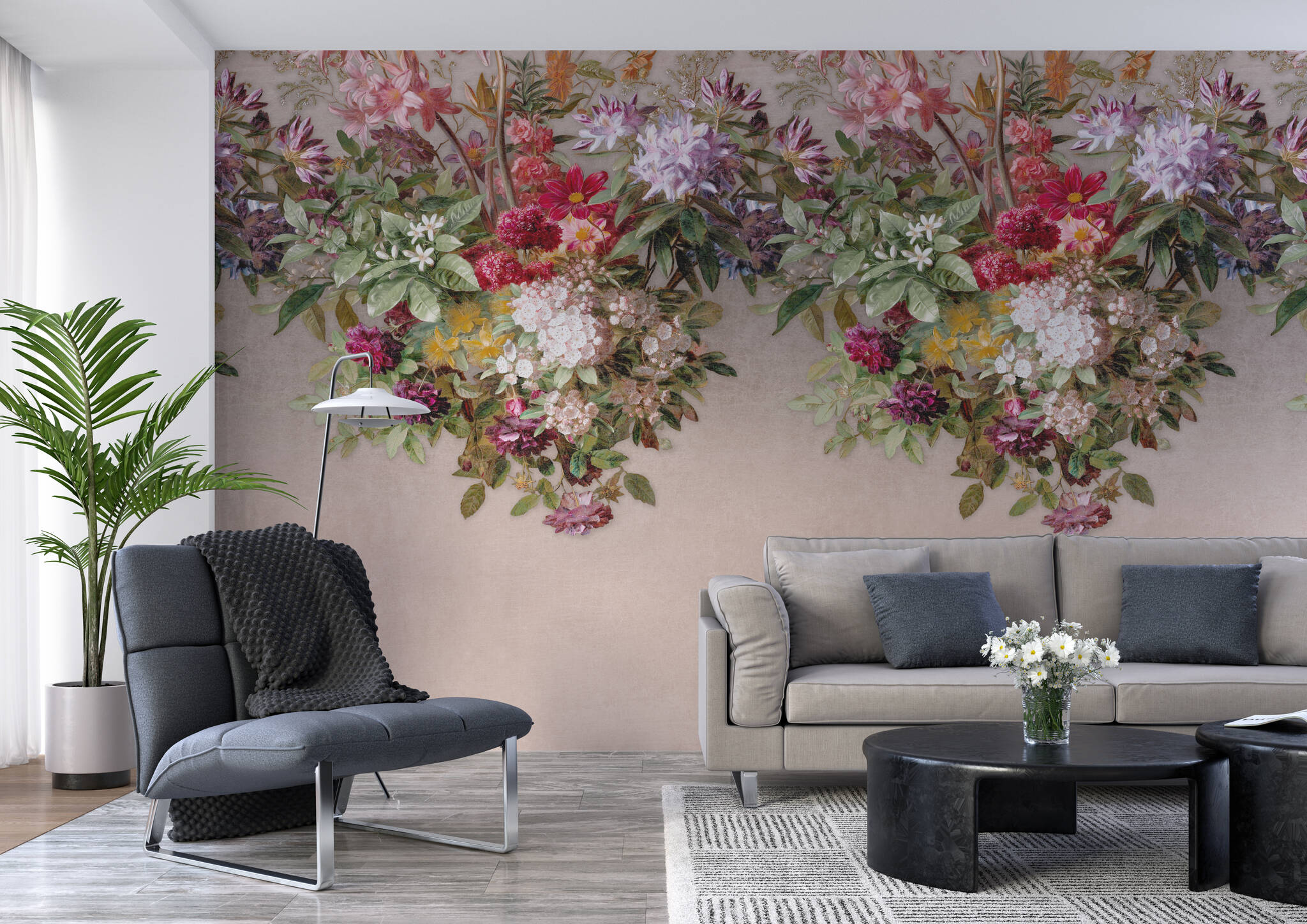 Wohnzimmer mit Wandbild - Blütenpracht in kräftigen Farben auf beigem Hintergrund auf der oberen Hälfte der Wand