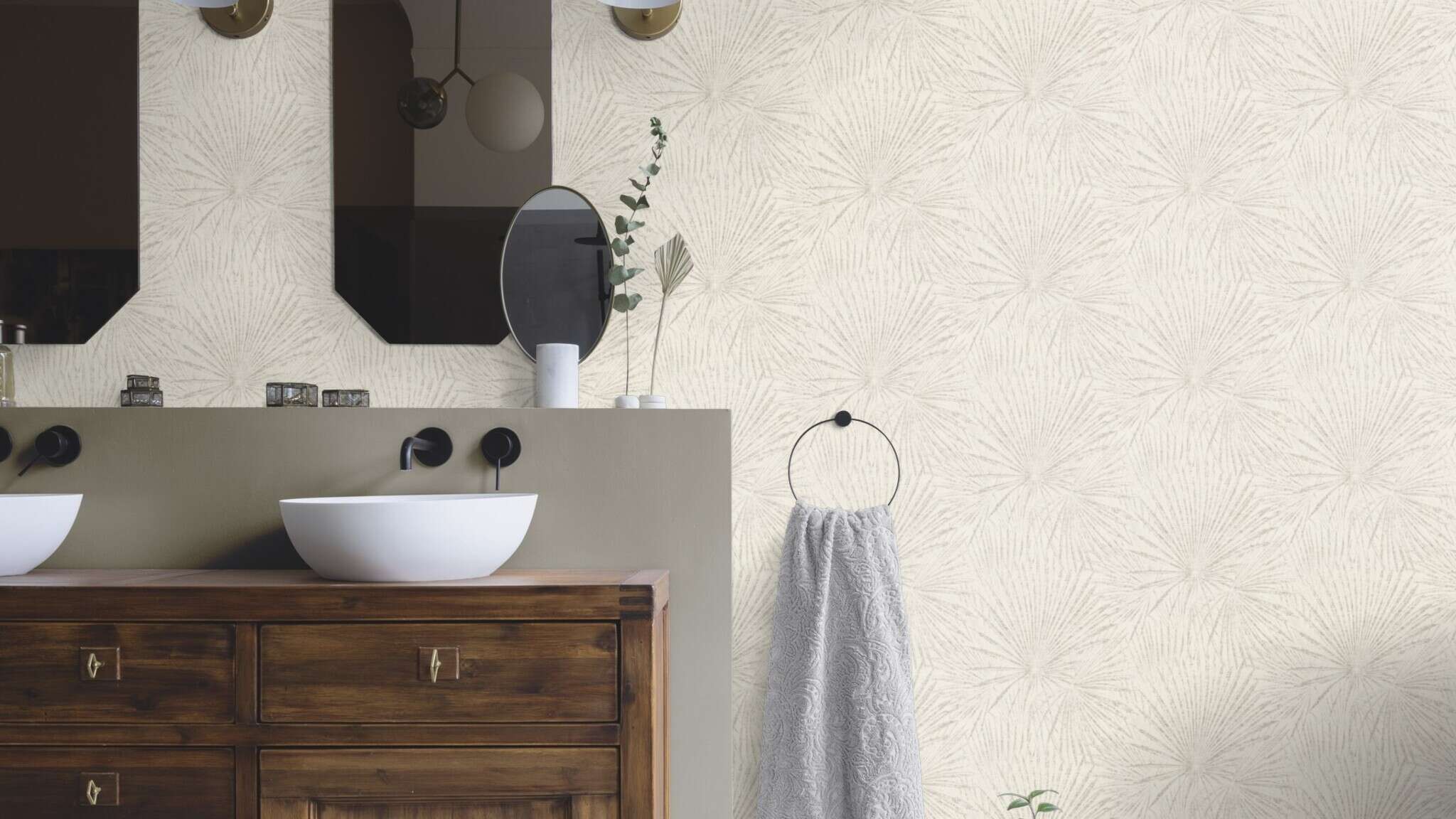 10-555721 Raumsituationen 2 Une chambre avec Papier peint avec des feuilles de palmier dessinées dans un style shabby chic