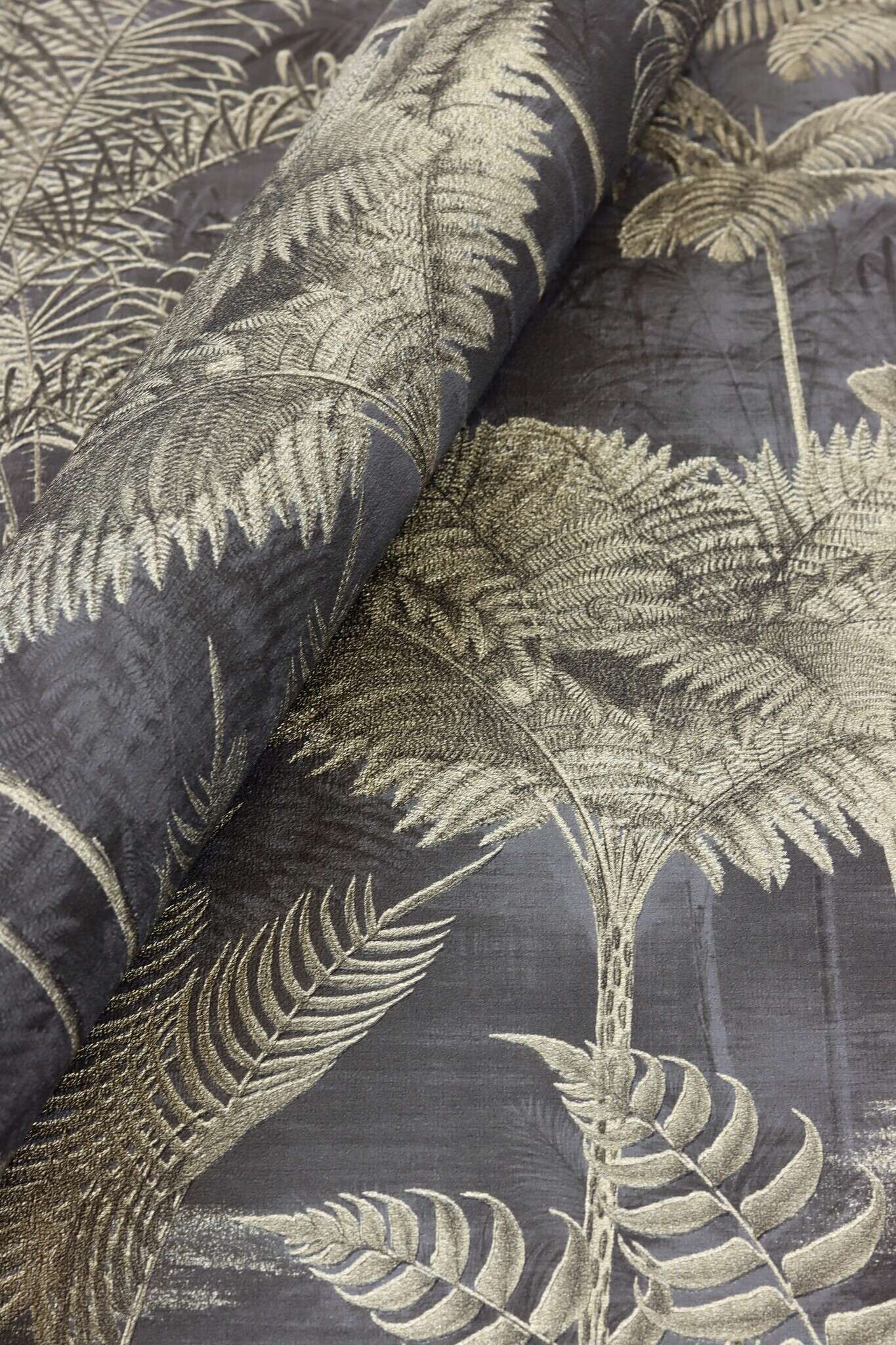 10-555165 Detailaufnahmen 10 Detailed image of Palm wallpaper with exotic leaves in a vintage look and plaster texture