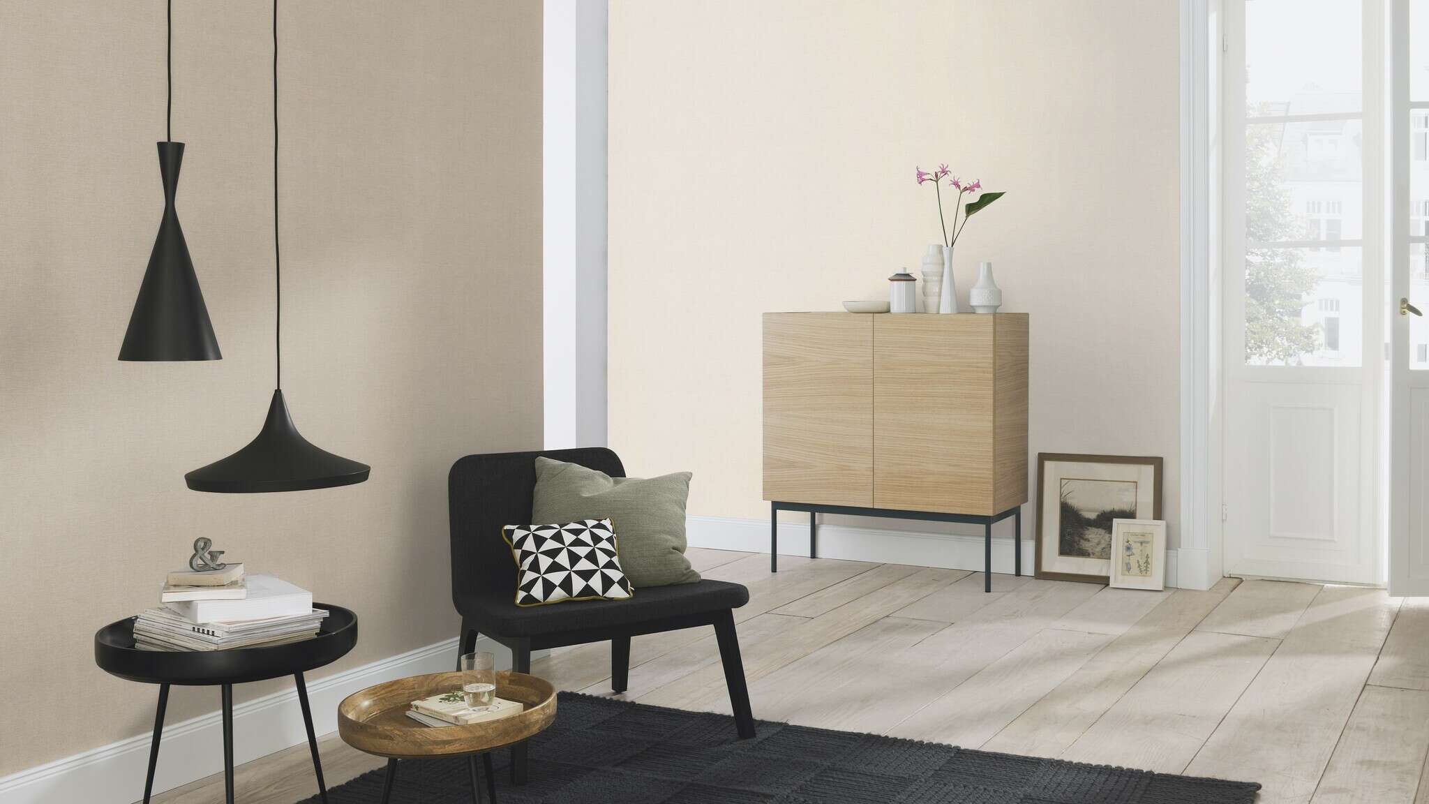 10-448504 Raumsituationen 1 Room with Delicate non-woven wallpaper in a light pink tone with a fine, textile-like texture – ideal for a soft, cosy ambience.
