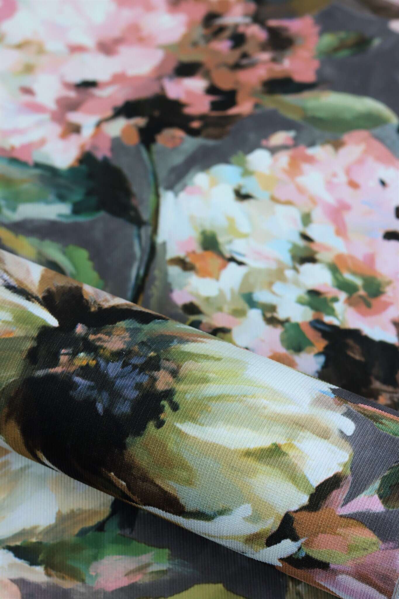 10-485172 Detailaufnahmen 7 Detailed image of Wallpaper with peonies looks like an oil painting