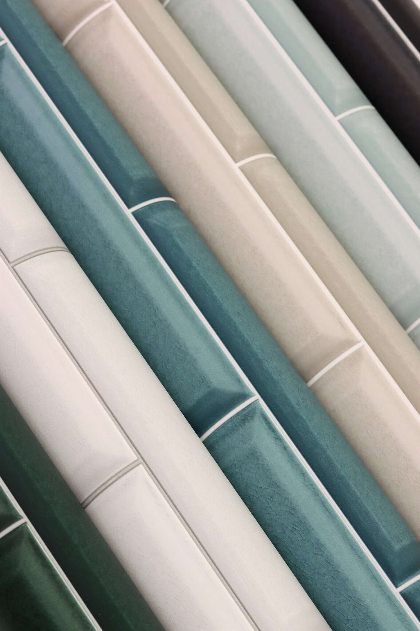 10-429978 Detailaufnahmen 1 Detailed image of Non-woven wallpaper with a glossy tile look in classic white.