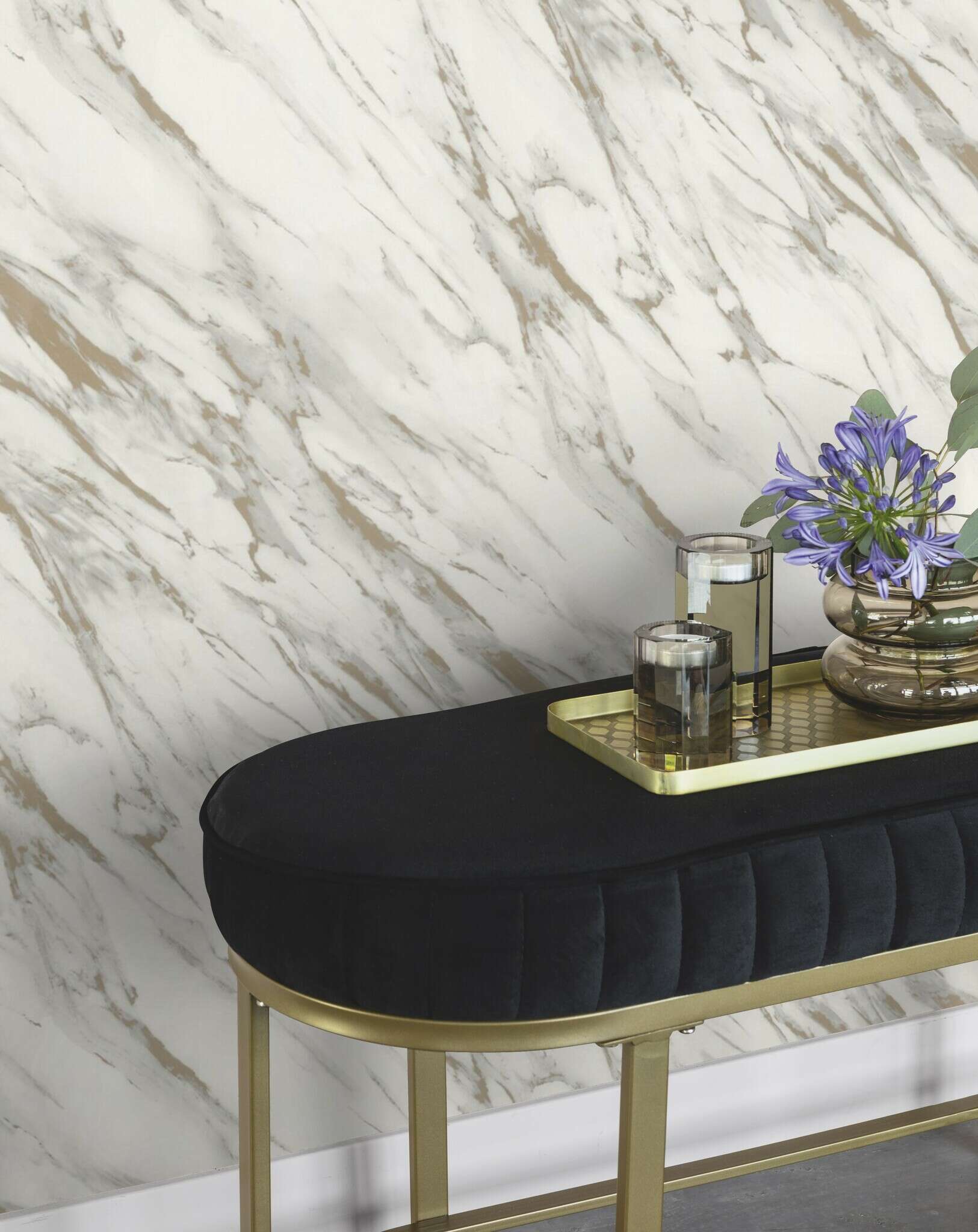 10-200126 Raumsituationen 1 Room with Elegant wallpaper with a white marble background and golden veins in a natural look