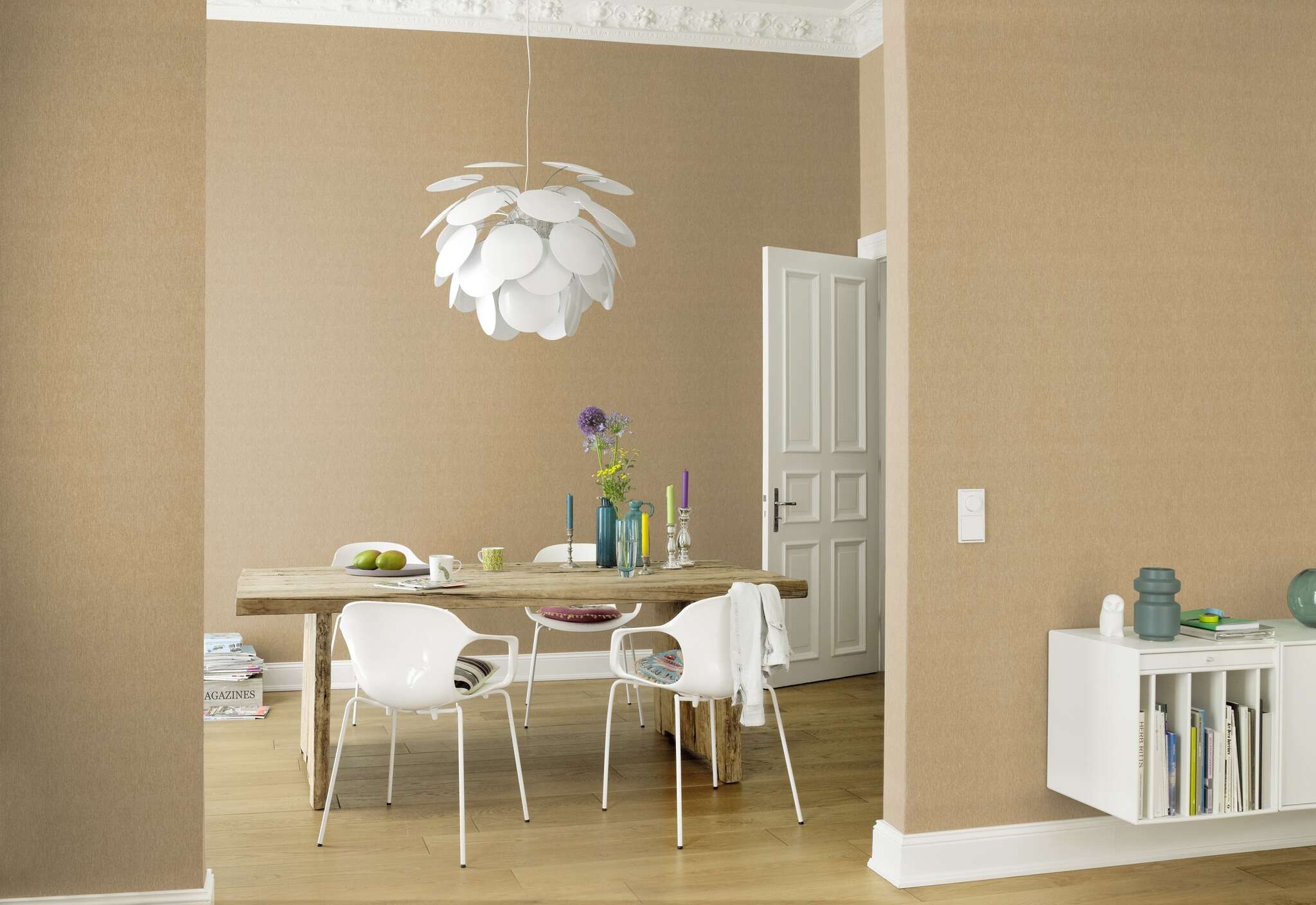 Raum mit Einfarbige Tapete mit Fadenstruktur