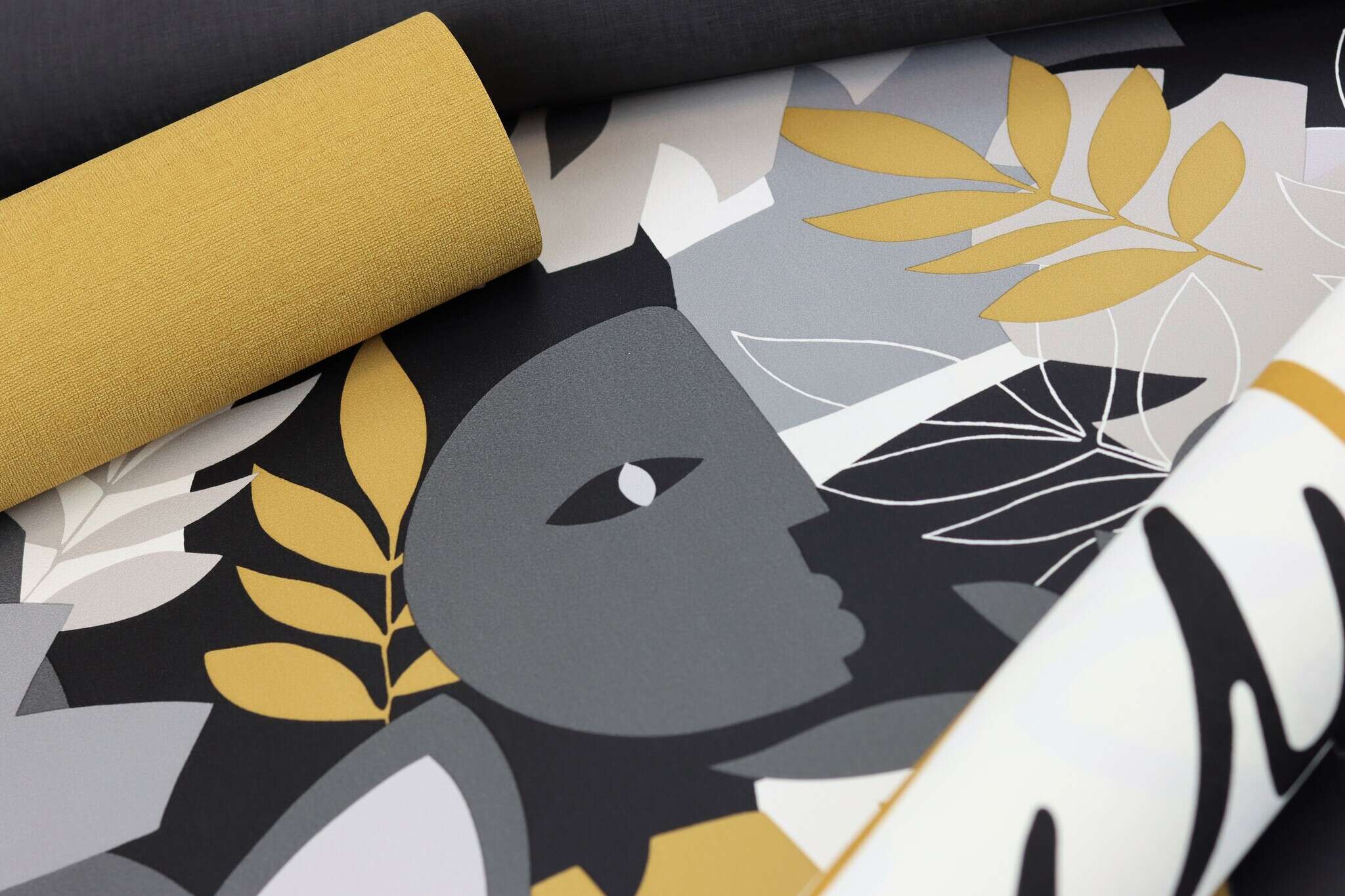 10-452075 Detailaufnahmen 2 Detailed image of Striking non-woven wallpaper in rich mustard yellow with a light texture – brings warmth and colour to the room.