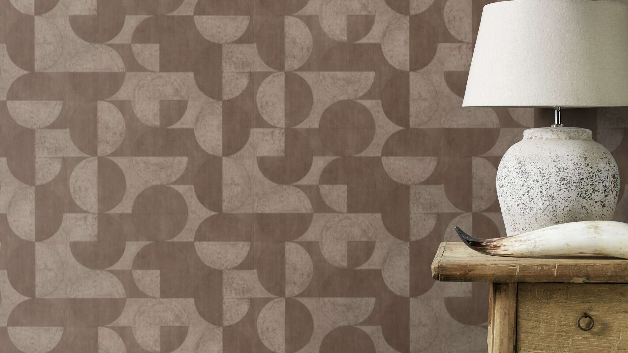 10-521368 Raumsituationen 2 Une chambre avec Papier peint à motifs géométriques
