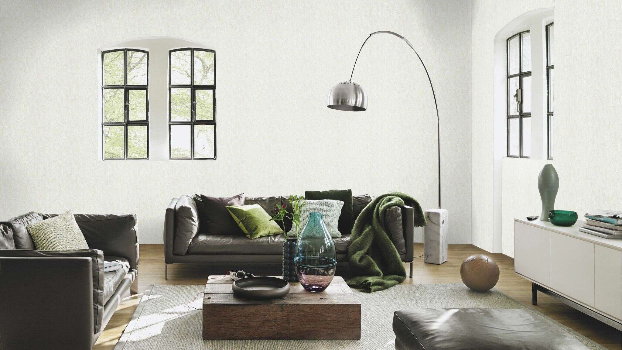 10-470406 Raumsituationen 2 Une chambre avec Surface aspect plâtre dans un ton crème avec de subtils effets de lumière – aspect artisanal et élégant.