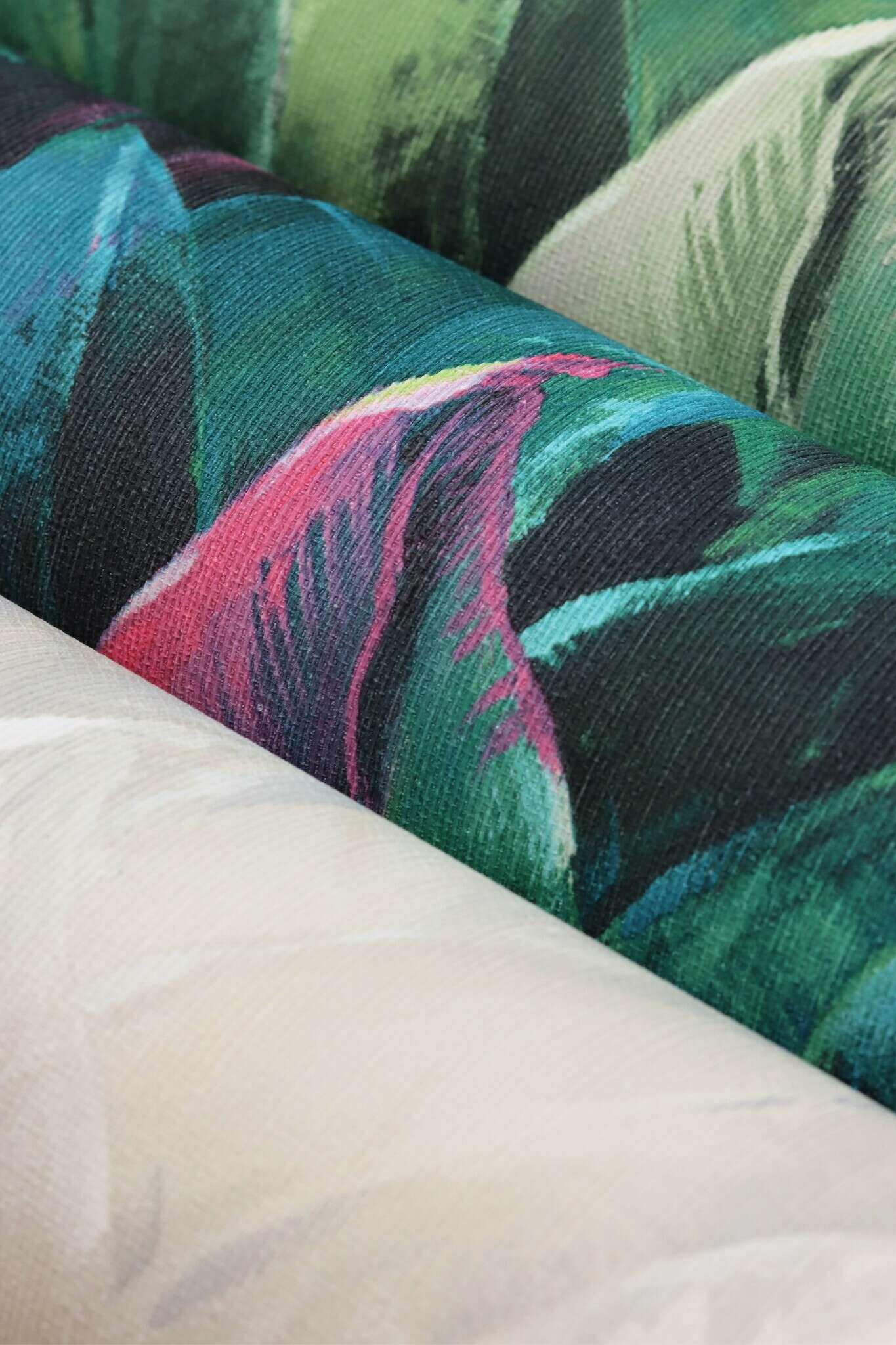 10-537352 Detailaufnahmen 2 Detailed image of Large leaves in green, pink and turquoise are evenly distributed across the wall