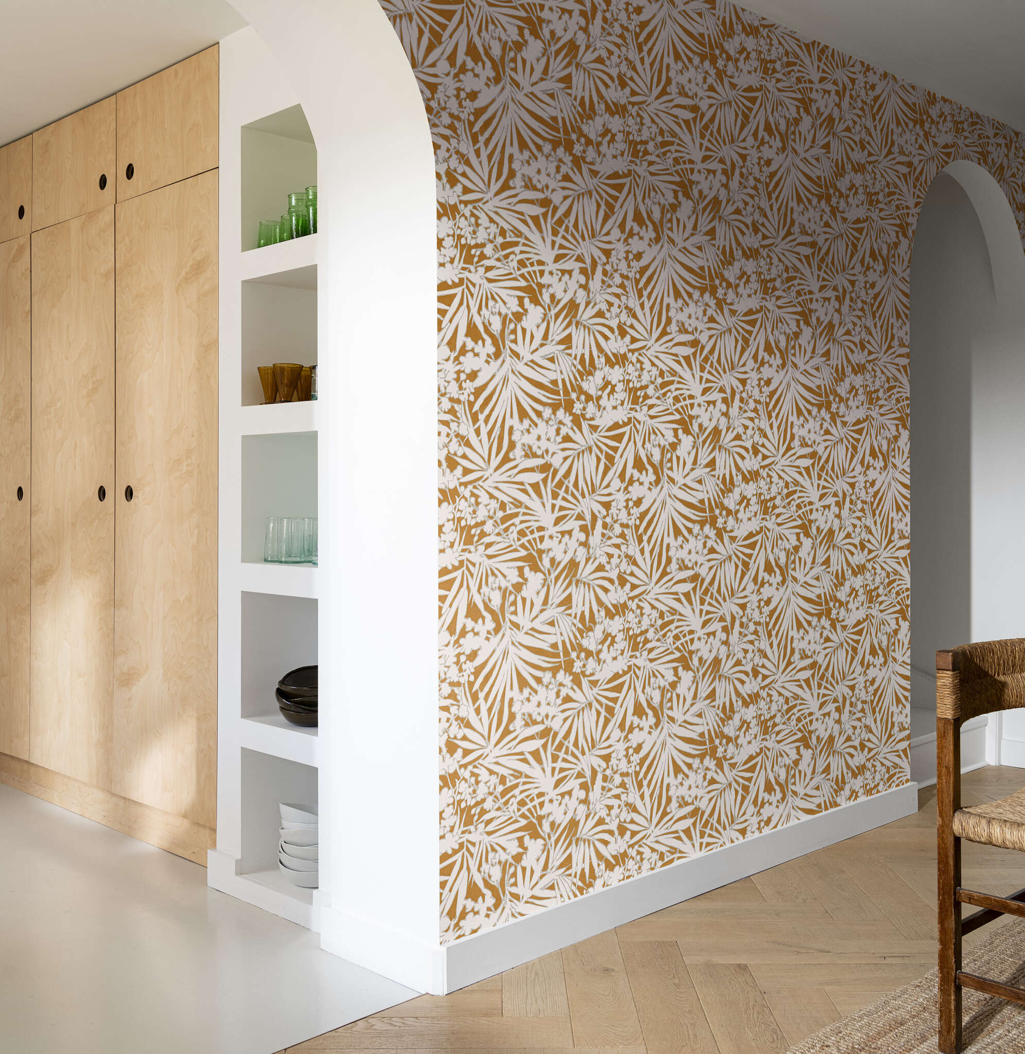 10-330328 Raumbilder 1 Room with Warm ochre tone with white leaf pattern in negative style – expressive and natural at the same time.
