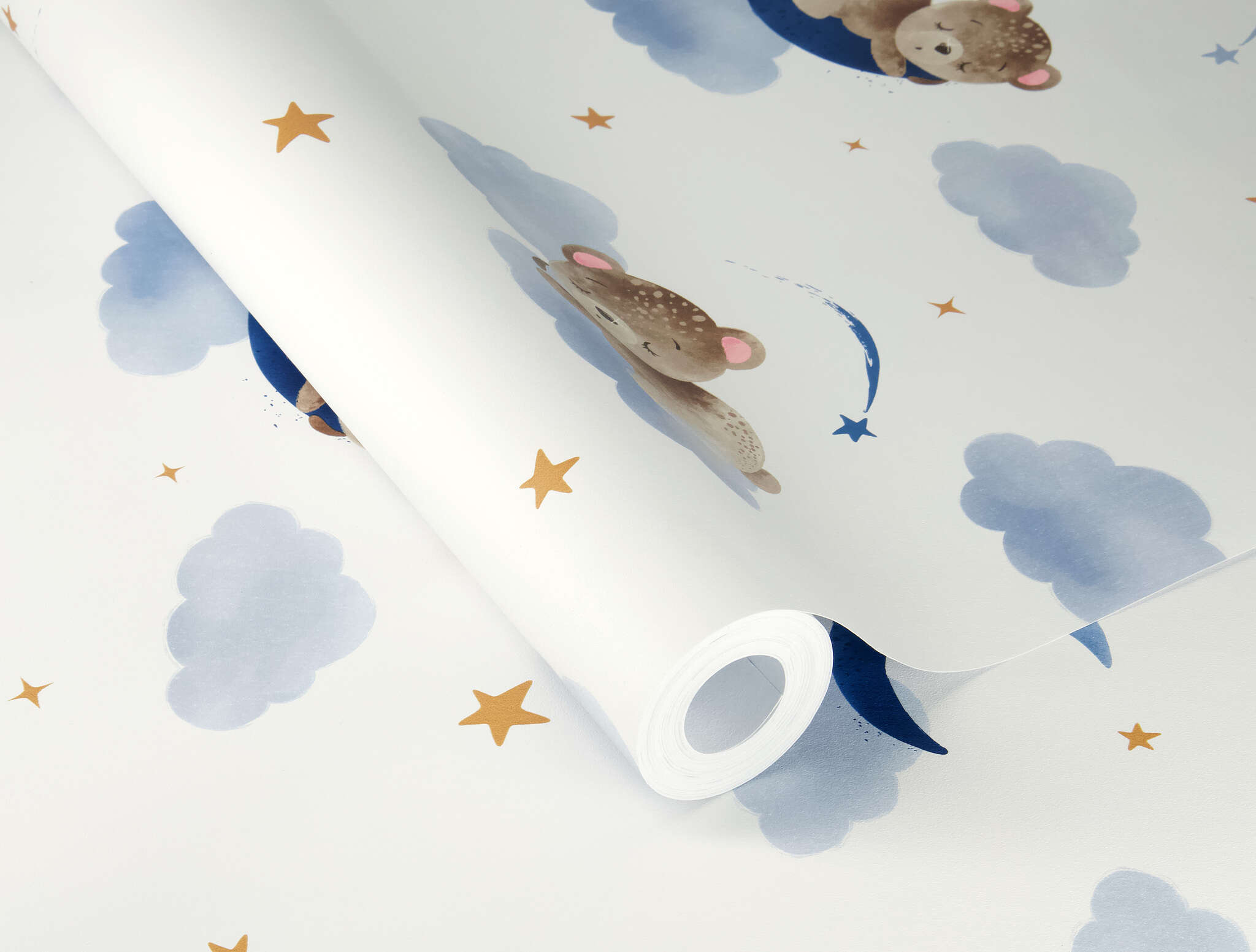 10-321005 Detailaufnahmen 1 Detailed image of Playful wallpaper with little bears on moons, clouds and stars in blue and beige