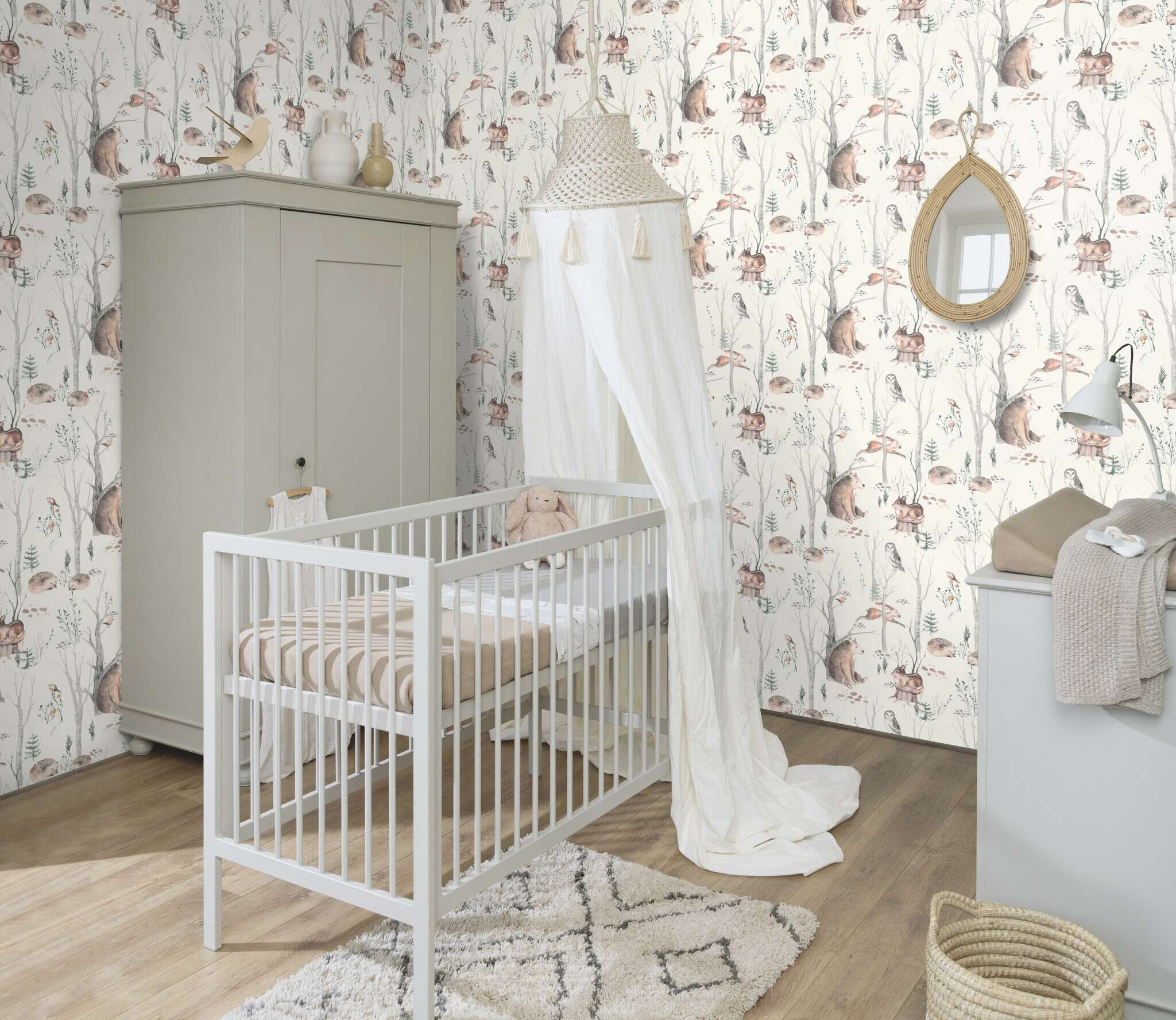 10-300048 Raumsituationen 2 Room with Playful children's wallpaper with drawn animals such as bears, rabbits and owls in natural colours on a light background