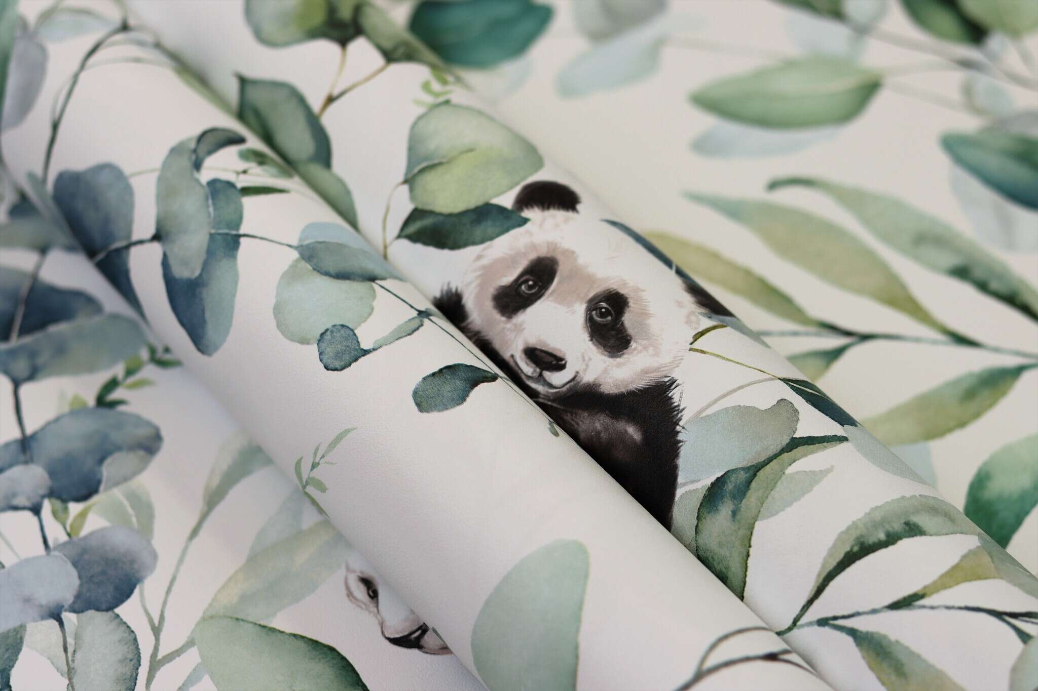 10-300215 Detailaufnahmen 1 Detailed image of Watercolour-style leaf wallpaper with finely drawn eucalyptus and fern leaves in muted green and blue tones