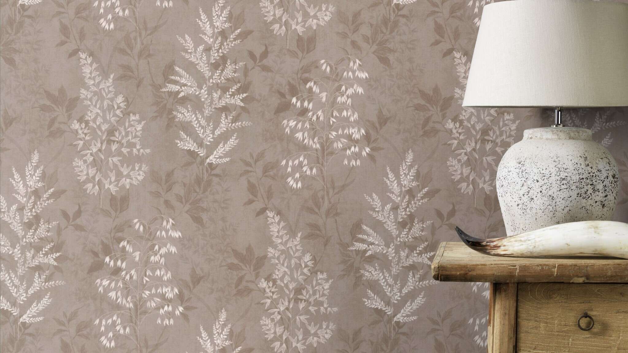 10-285017 Raumsituationen 3 Room with Classic wallpaper with shiny flowers and leaves on a medium brown background
