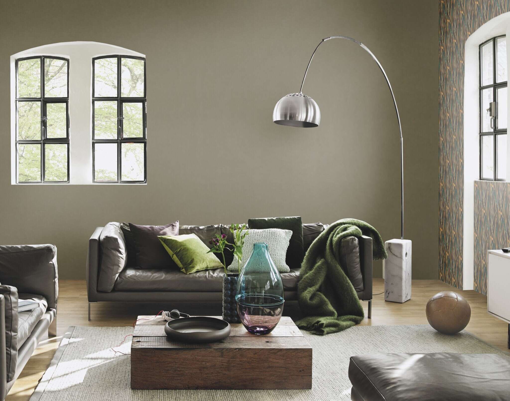 10-330120 Raumsituationen 3 Room with Olive-coloured wallpaper with a textile surface – for natural living concepts with depth.