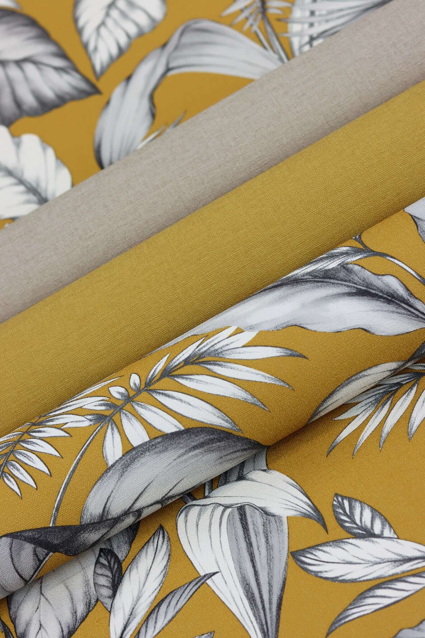 10-452075 Detailaufnahmen 1 Detailed image of Striking non-woven wallpaper in rich mustard yellow with a light texture – brings warmth and colour to the room.