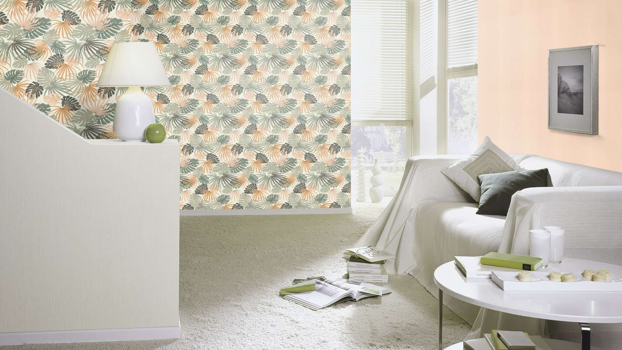 10-461060 Raumsituationen 1 Une chambre avec Motif expressif de feuilles de monstera et de palmier dans des tons verts, beiges et terracotta