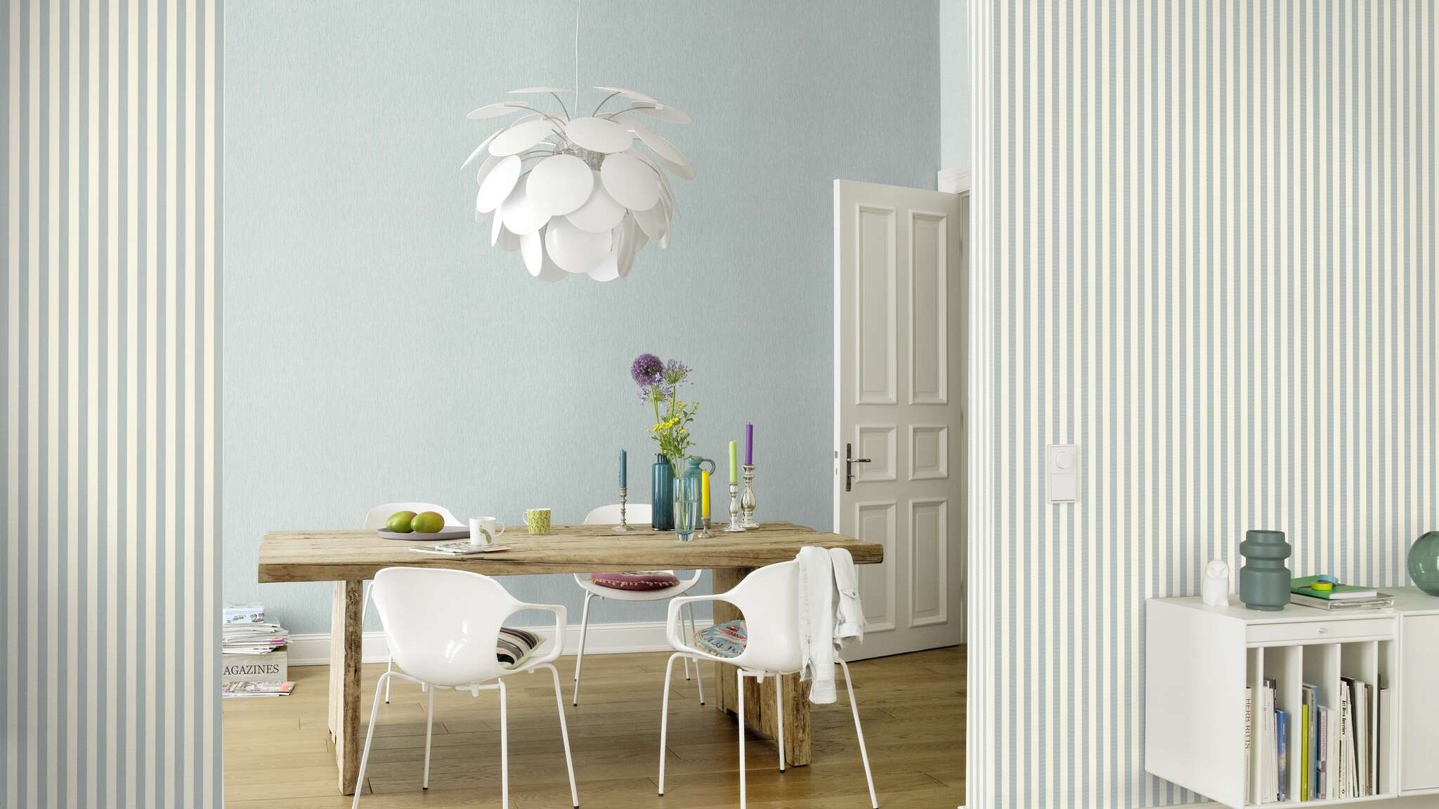 10-570328 Raumsituationen 3 Room with Striped wallpaper with a fabric-like texture