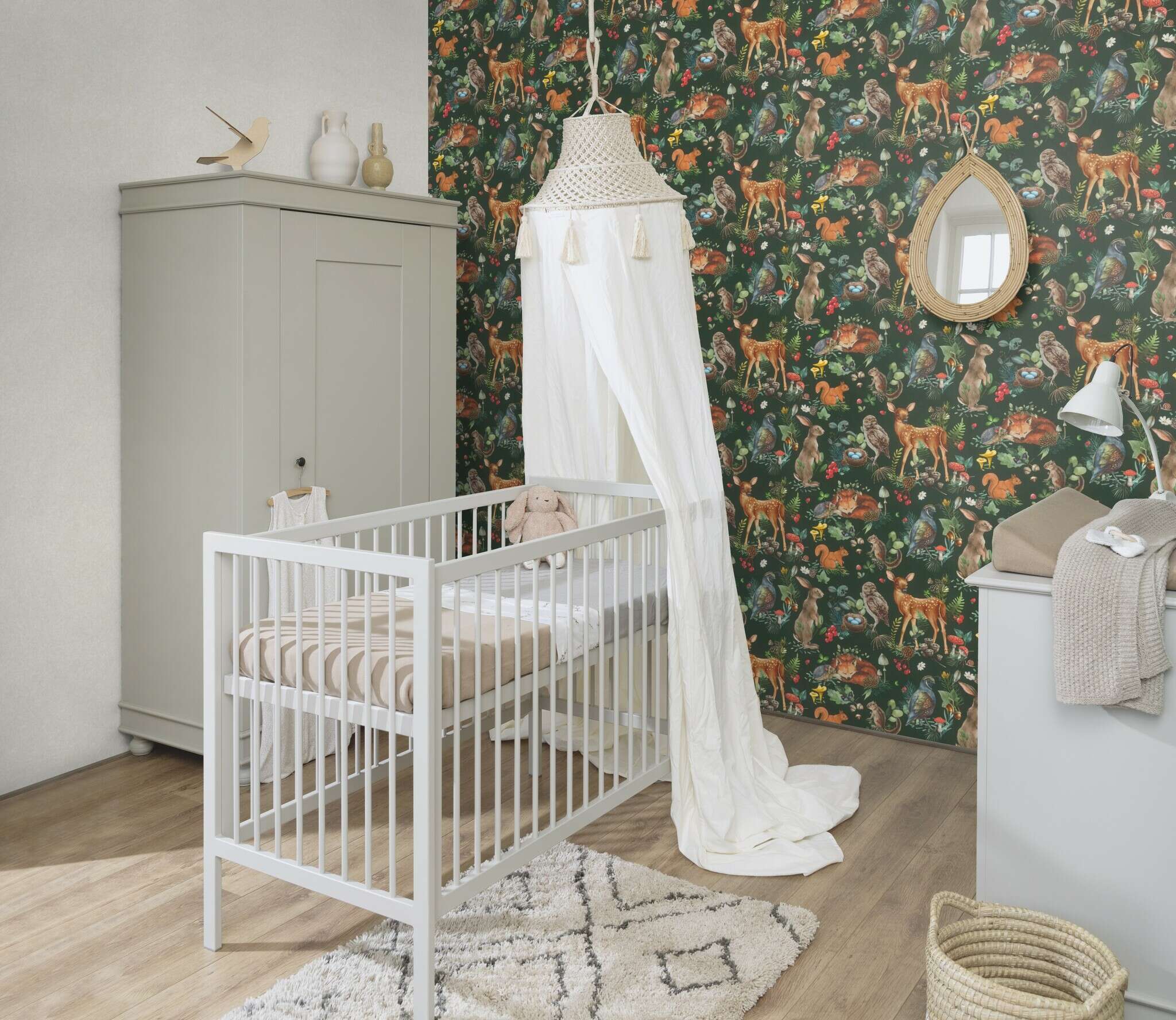 10-300338 Raumsituationen 2 Room with Dark wallpaper with detailed forest creatures in bold colours – ideal for accent walls in children's rooms