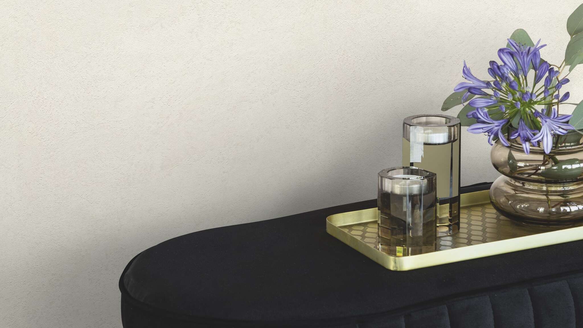 10-315127 Raumsituationen 4 Room with White wallpaper with a light patina look, inspired by oxidised metal surfaces – stylish and versatile.