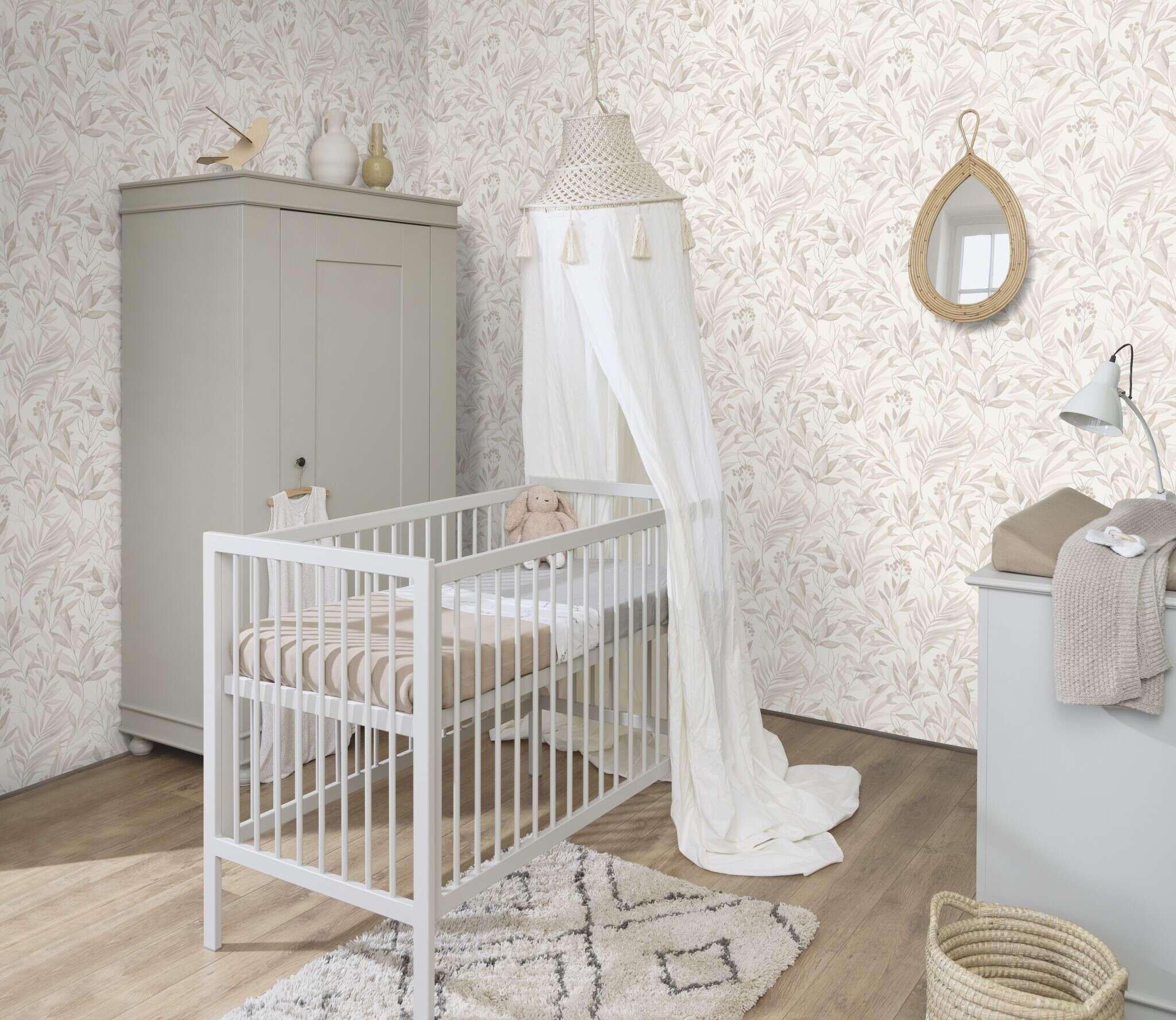 10-286069 Raumsituationen 6 Une chambre avec Papier peint discret avec de délicates feuilles aux couleurs naturelles sur fond clair