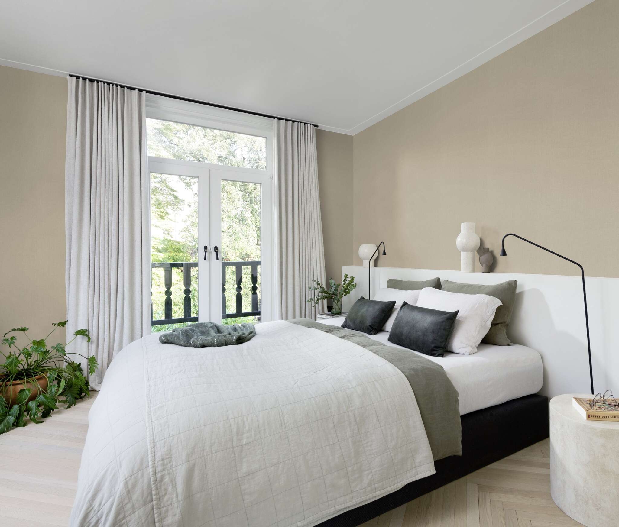 10-423921 Raumsituationen 3 Room with Single-colour non-woven wallpaper in a sandy tone with a fine, textile-like texture.