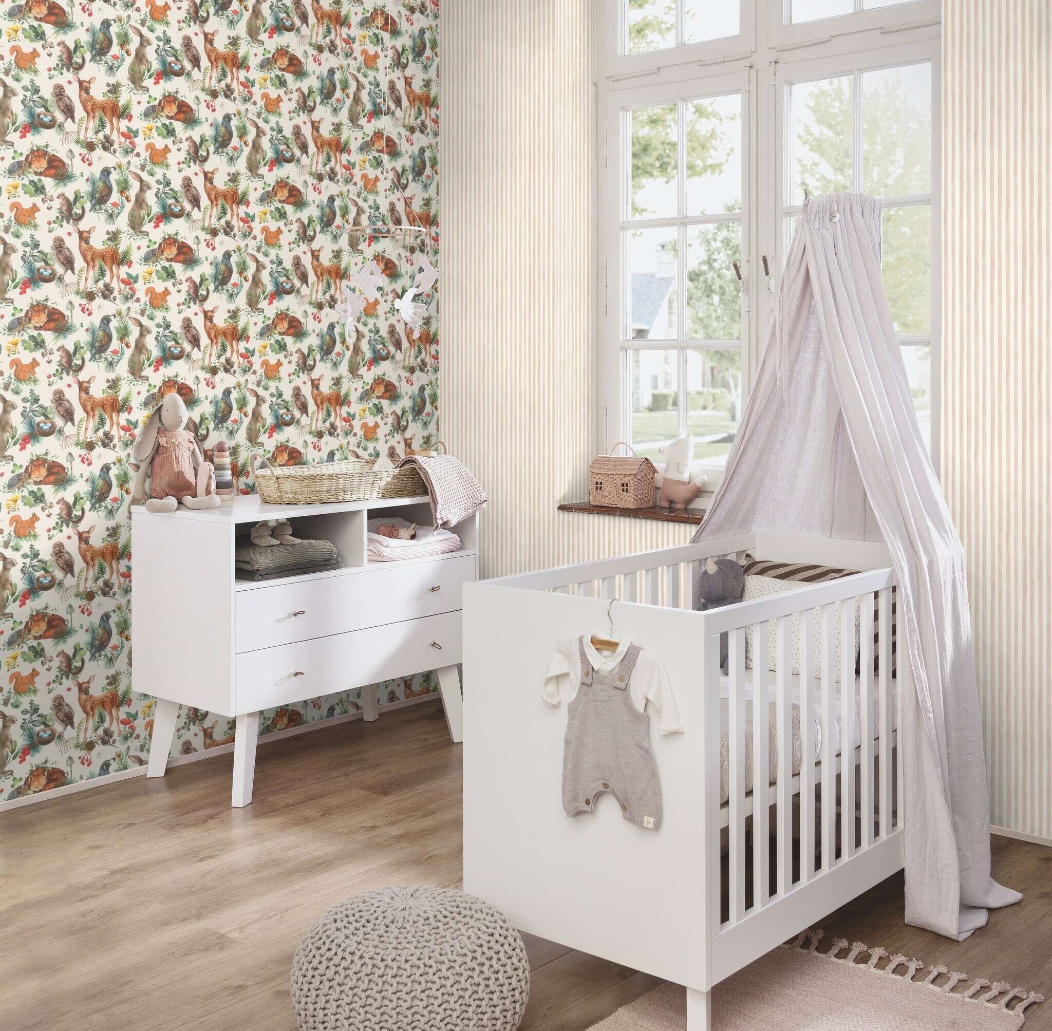 10-252774 Raumsituationen 3 Room with Striped wallpaper in apricot on a light background, ideal for a warm living atmosphere