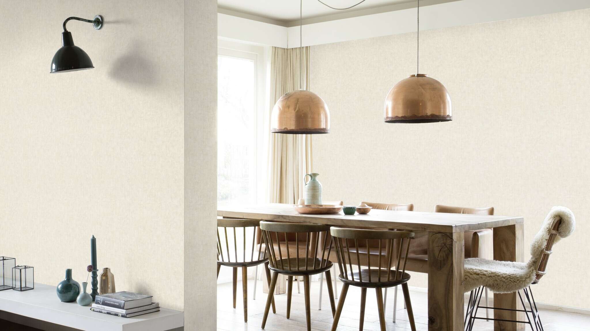 10-429213 Raumsituationen 5 Une chambre avec Papier peint intissé avec une texture fine et irrégulière dans un ton ivoire.