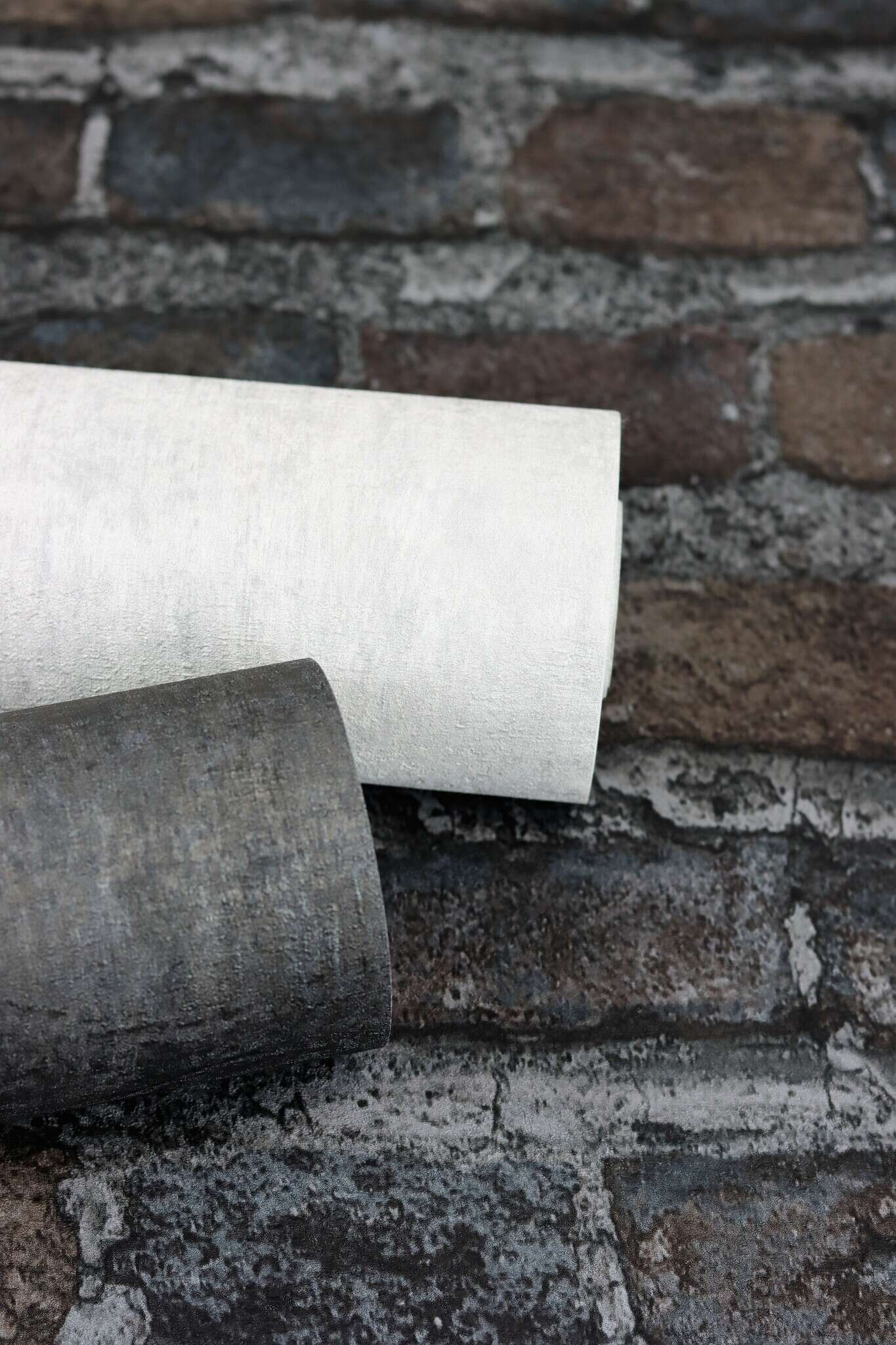 10-429237 Detailaufnahmen 42 Detailed image of Non-woven wallpaper with a textured surface in light grey.