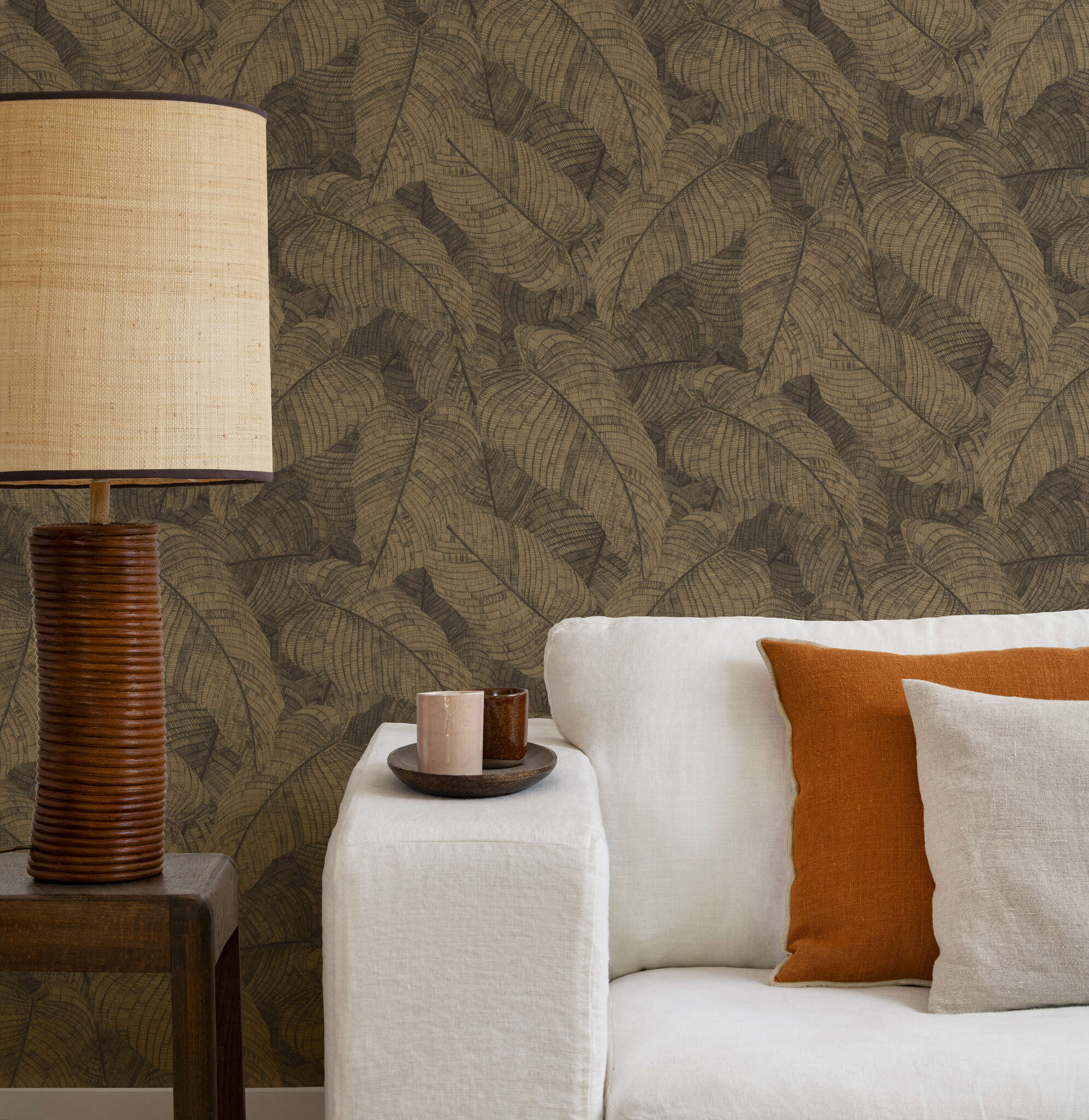 10-720570 Raumsituationen 1 Room with Large, overlapping leaves in gold with a drawn look and a subtle sheen