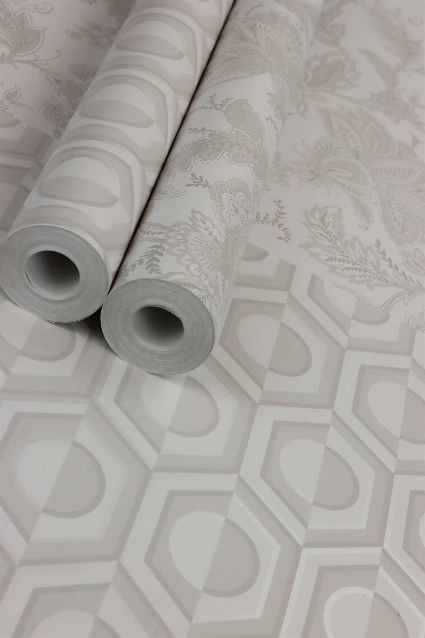 10-710120 Detailaufnahmen 21 Non-woven wallpaper with graphic pattern in light gray, Sophia 710120