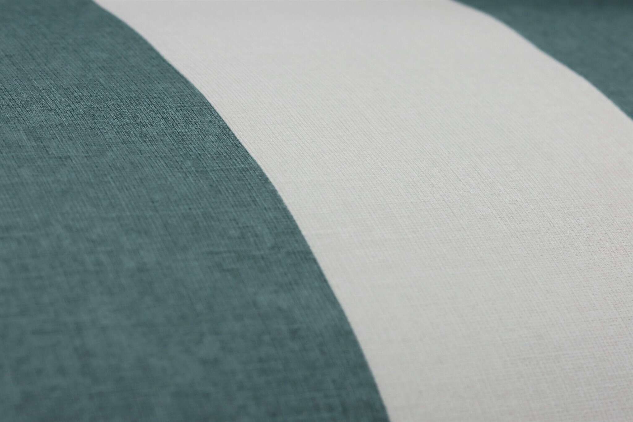 10-485448 Detailaufnahmen 3 Detailed image of Wallpaper with block stripes and linen texture