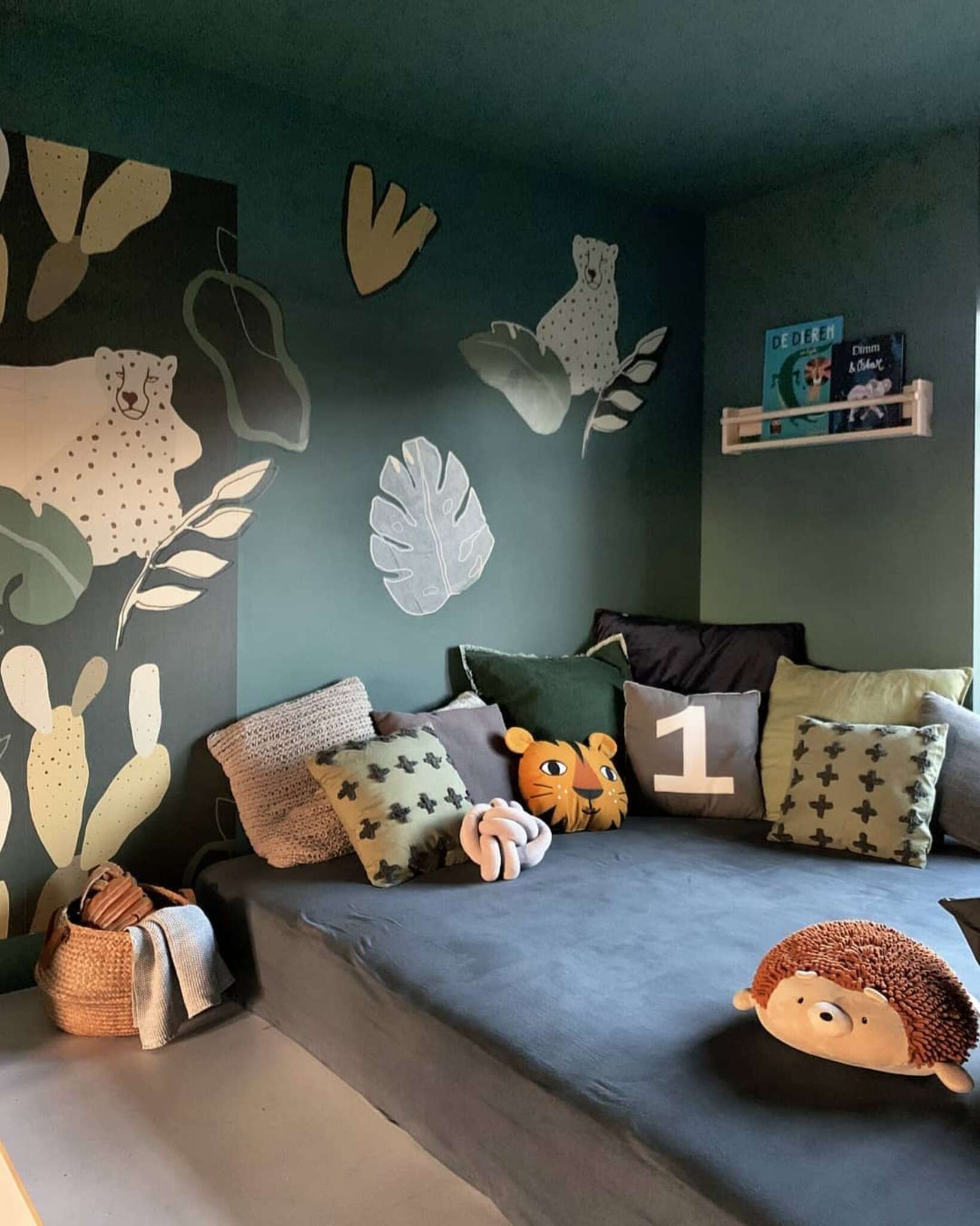 10-300125 Raumsituationen 1 Wall mural Safari in Green | Roomblush - RB248