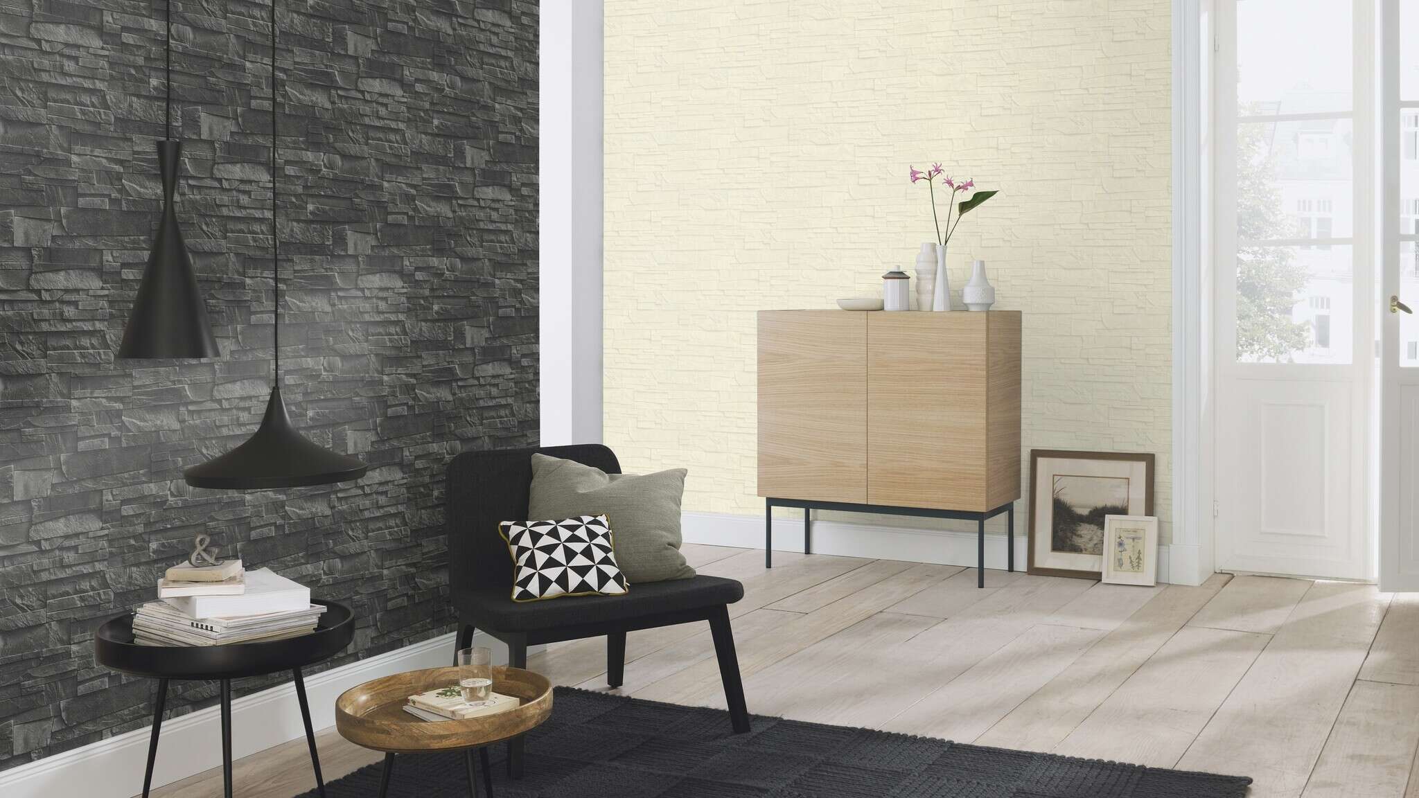 Une chambre avec Papier peint intissé réaliste aspect ardoise avec surface structurée dans des tons gris foncés – effet 3D trompeur