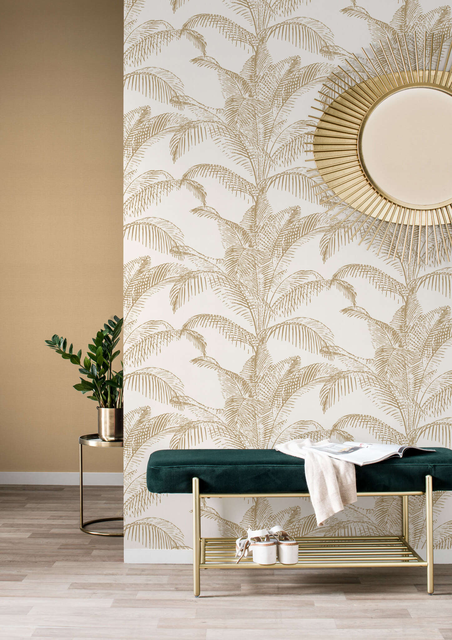 Raum mit Tropisch inspirierte Tapete mit zarten goldenen Palmen auf cremefarbenem Hintergrund