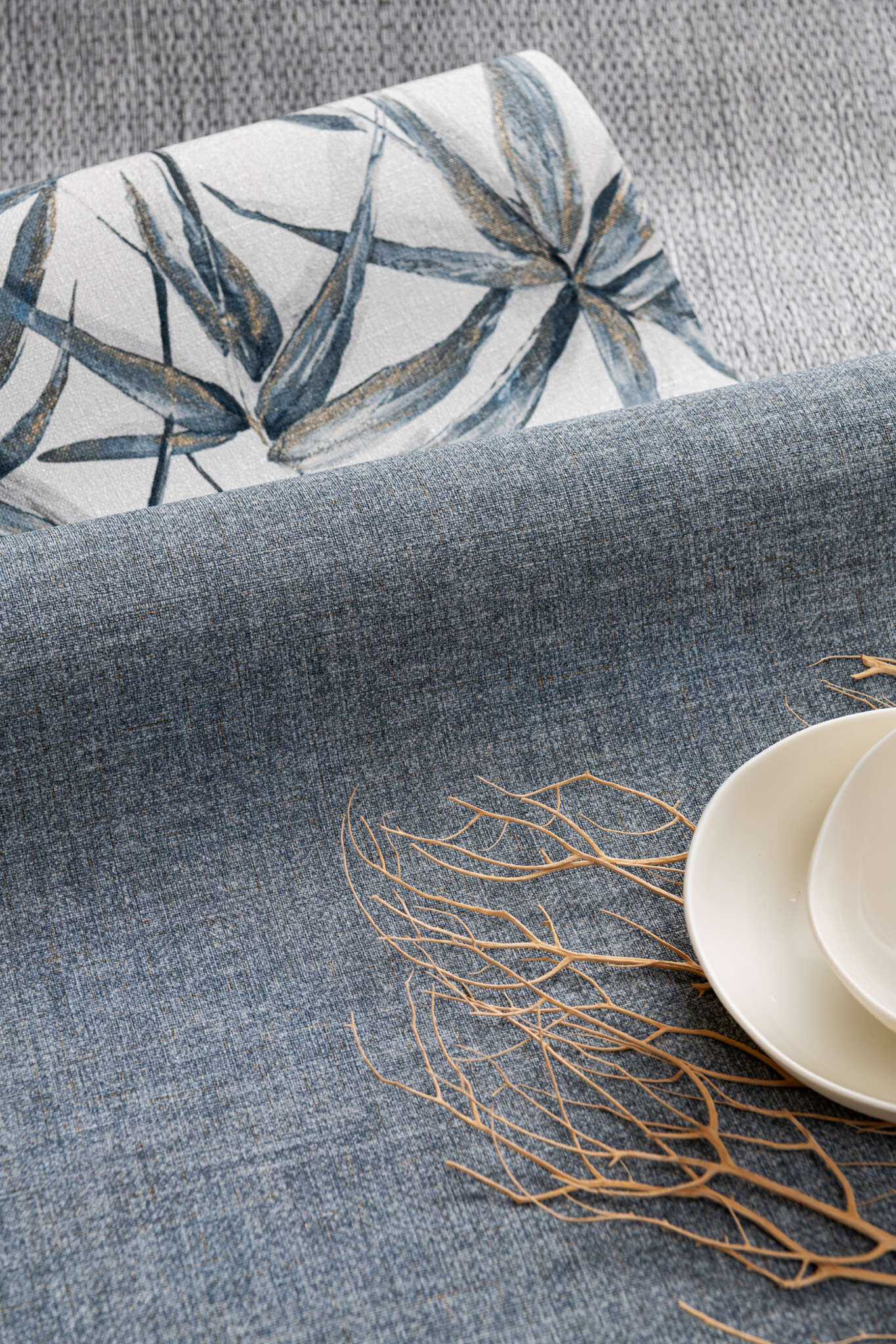 10-435337 Raumbilder 1 Non-woven wallpaper with bamboo leaves in blue - Noble Zen Akari 435337