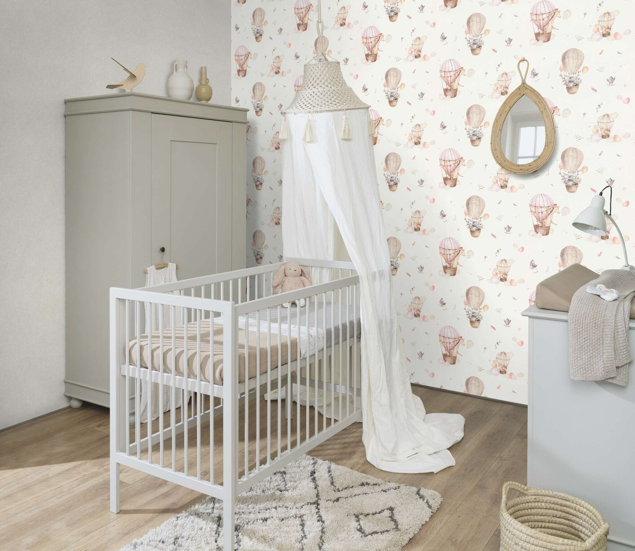 10-300529 Raumsituationen 3 Une chambre avec Papier peint enchanteur pour enfants avec des montgolfières et des motifs animaliers dans des tons roses
