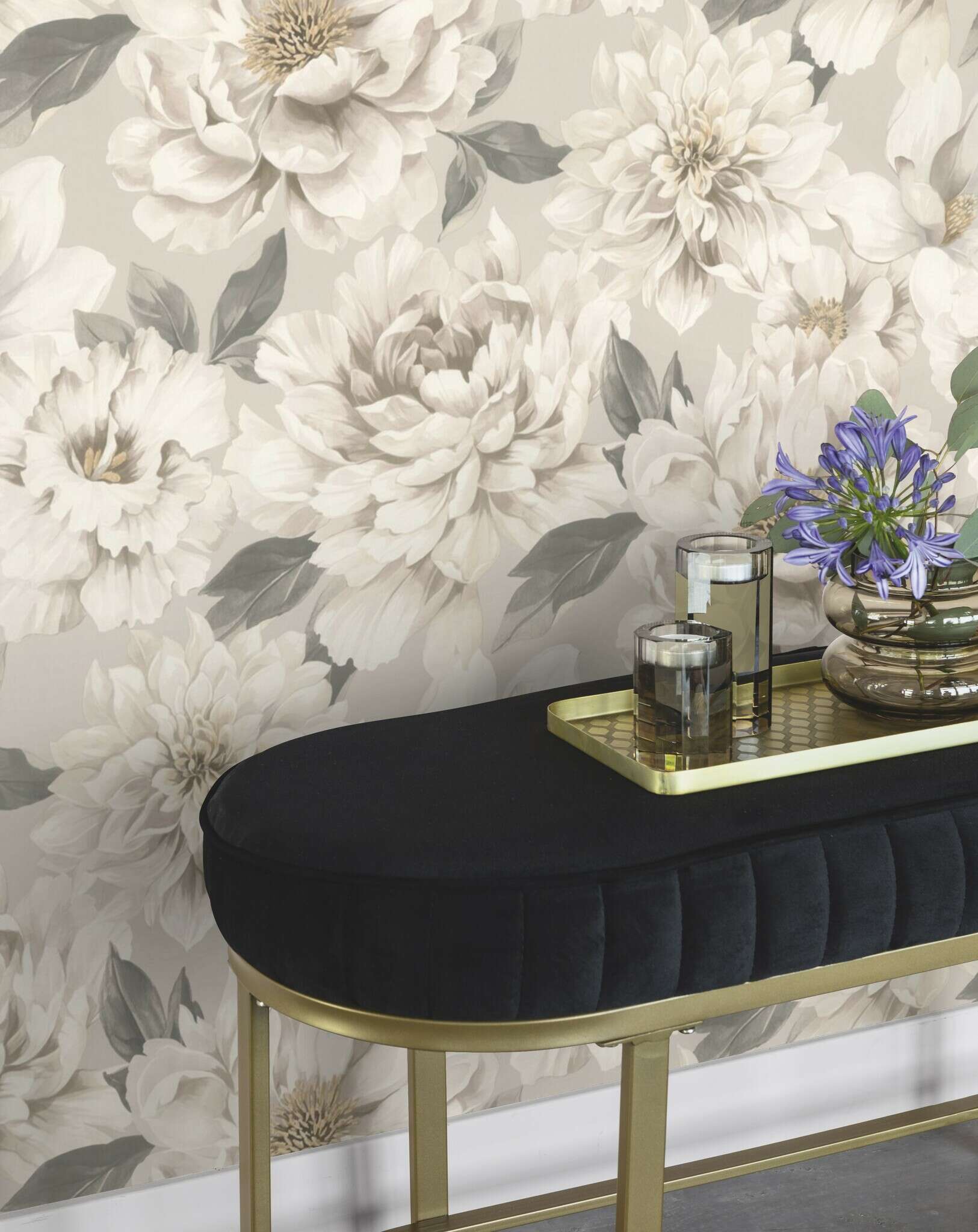 10-201352 Raumsituationen 1 Une chambre avec Motif floral élégant avec de grandes pivoines dans des tons neutres naturels