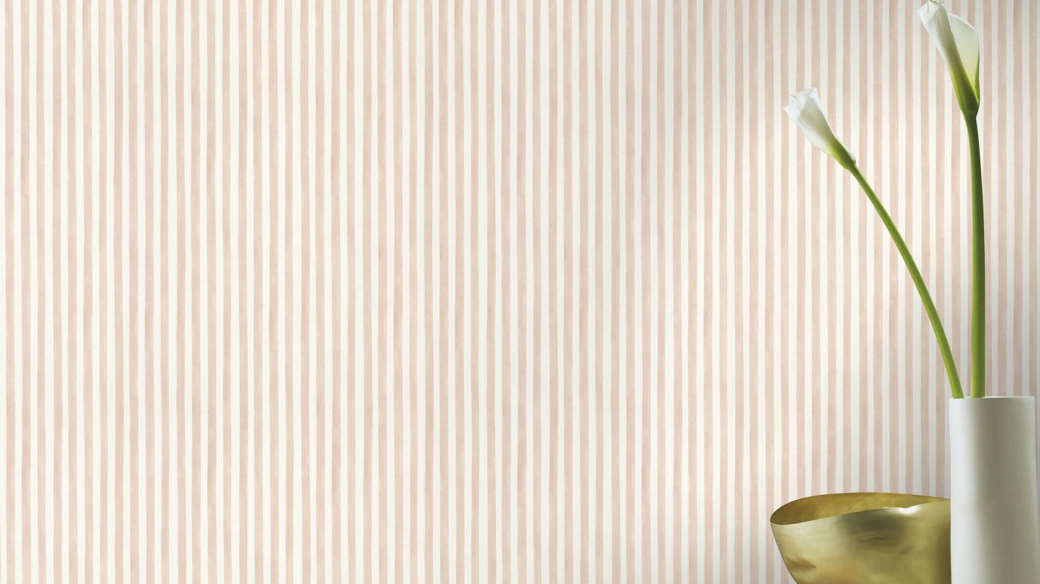 10-252774 Raumsituationen 2 Room with Striped wallpaper in apricot on a light background, ideal for a warm living atmosphere