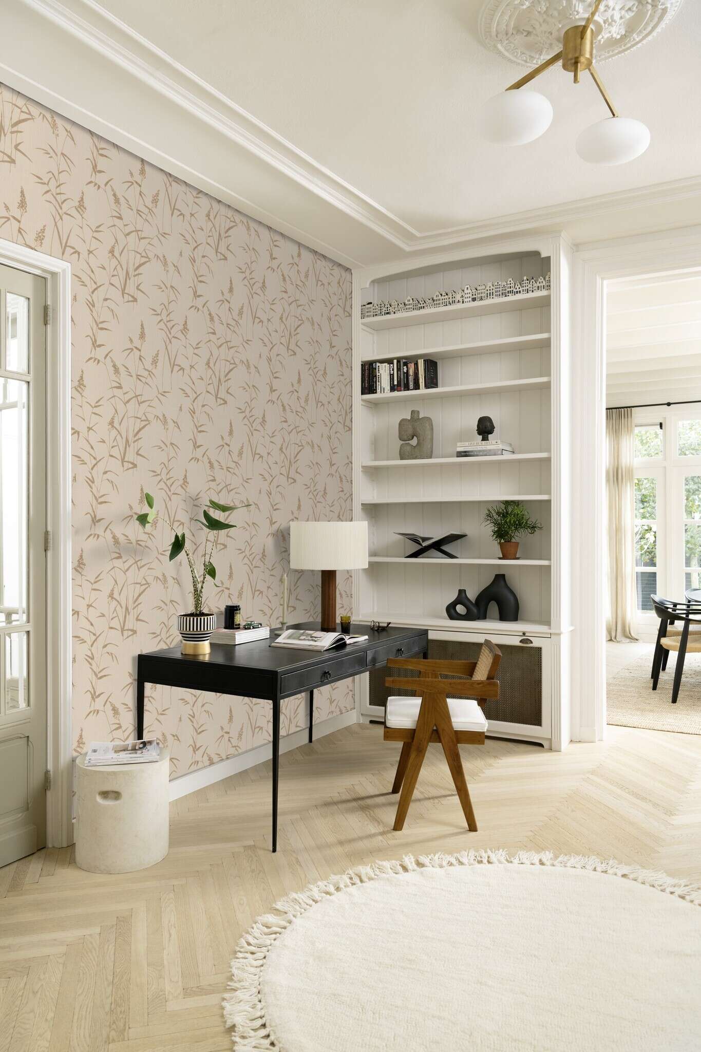 10-312928 Raumsituationen 1 Room with Beige wallpaper with subtle brown grass print in a natural, calm look.